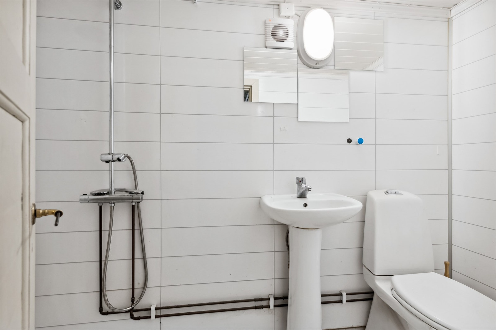 Bad i kjeller med søylevask, toalett og enkel dusjløsning - funksjonelt for gjester og som bad nummer 2 Galleribilde