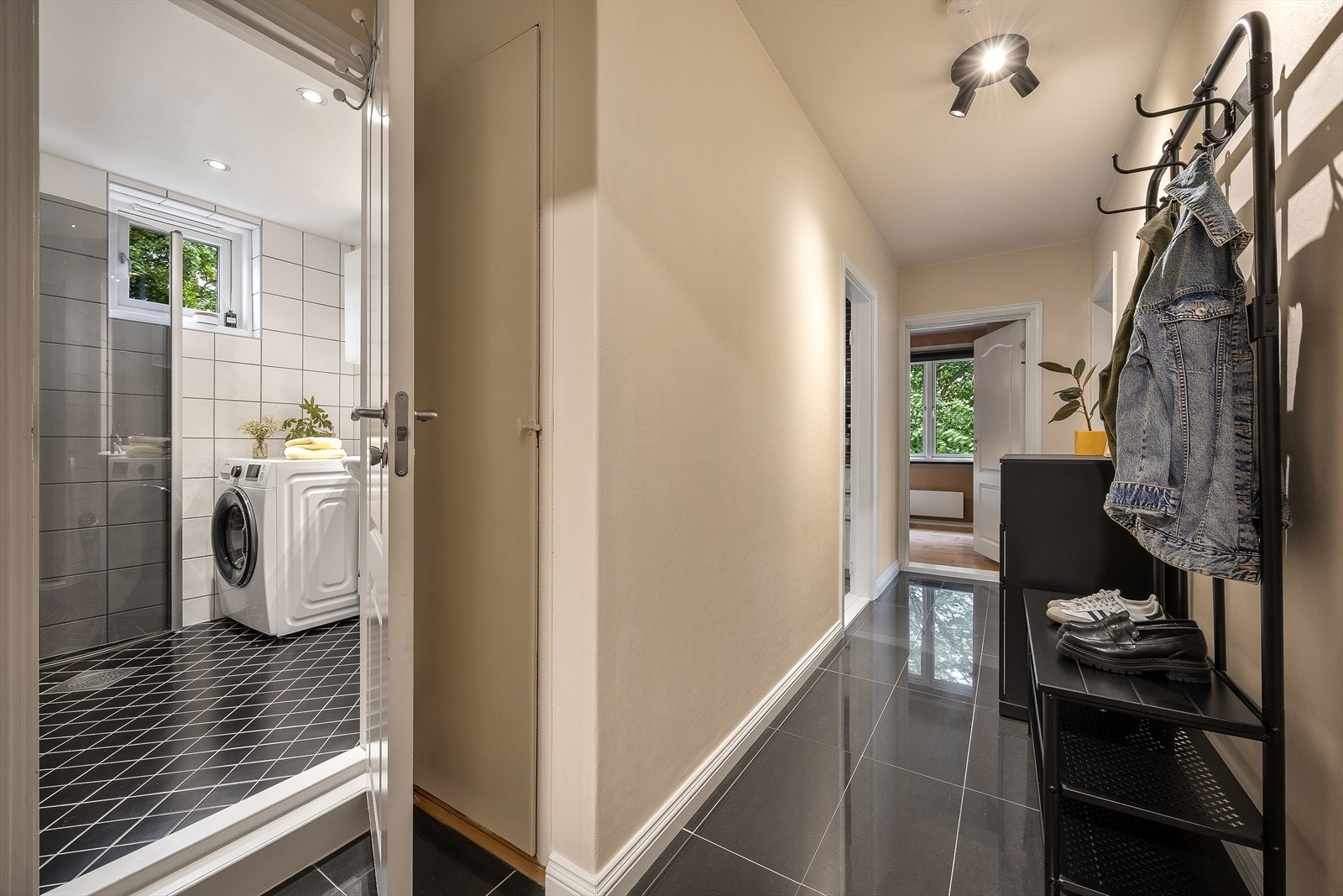 Praktisk gang med adkomst til bad, soverom og kjøkken gir en funksjonell bolighverdag. Galleribilde