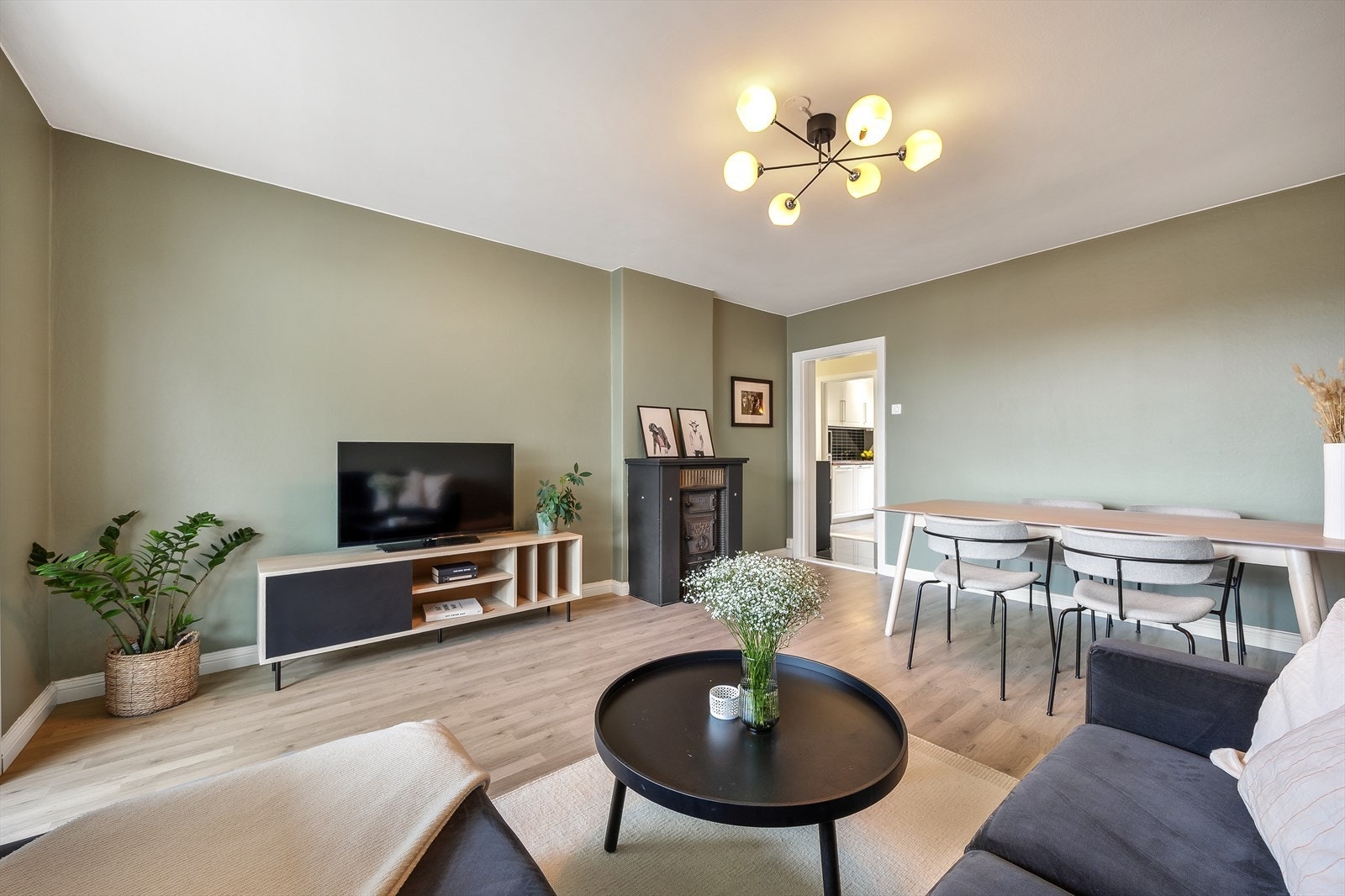 Stuen har en behagelig atmosfære og direkte utgang til balkongen. Galleribilde