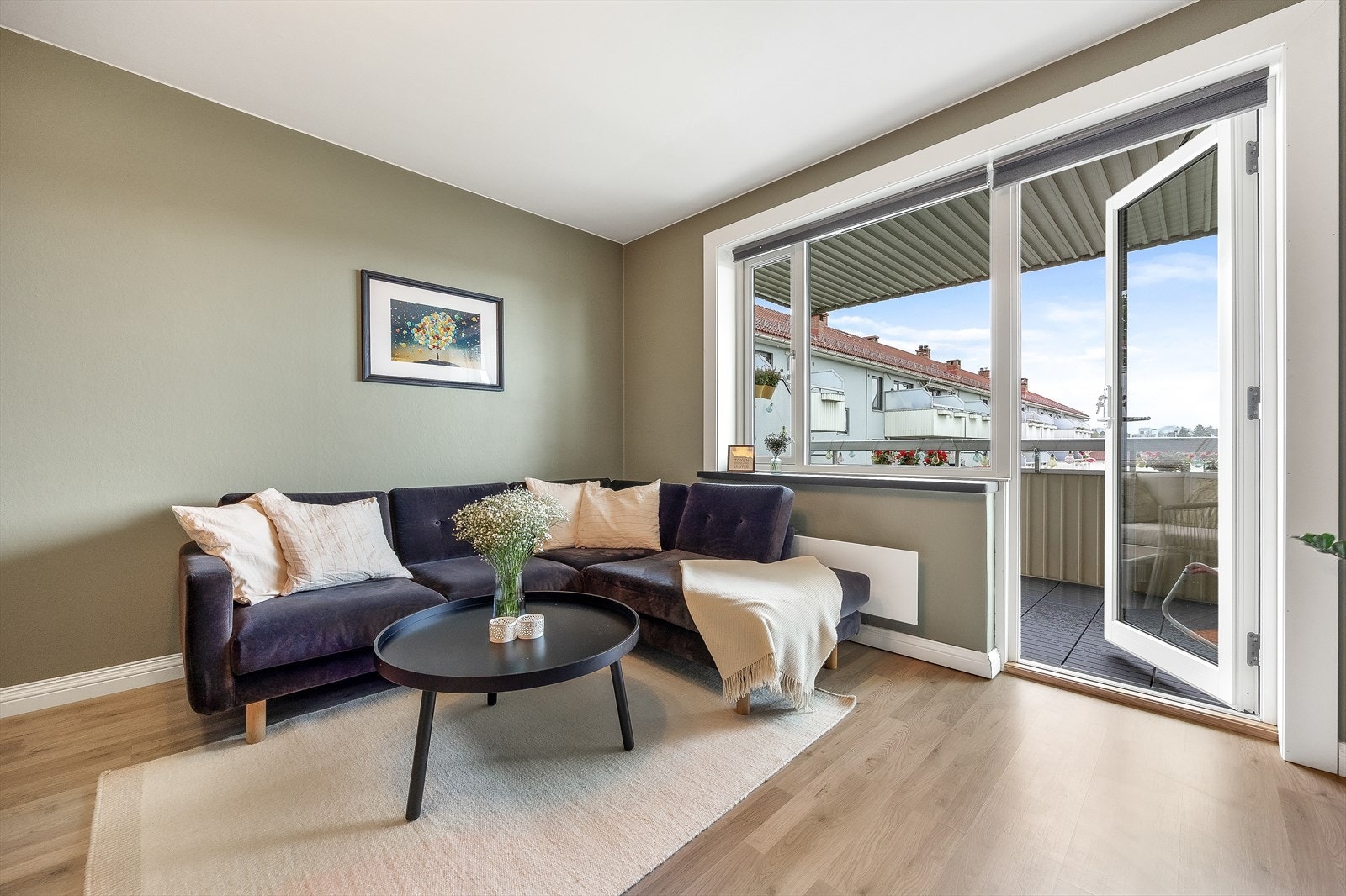 Koselig sofakrok nær balkongdøren gir en luftig og åpen stuefølelse. Galleribilde