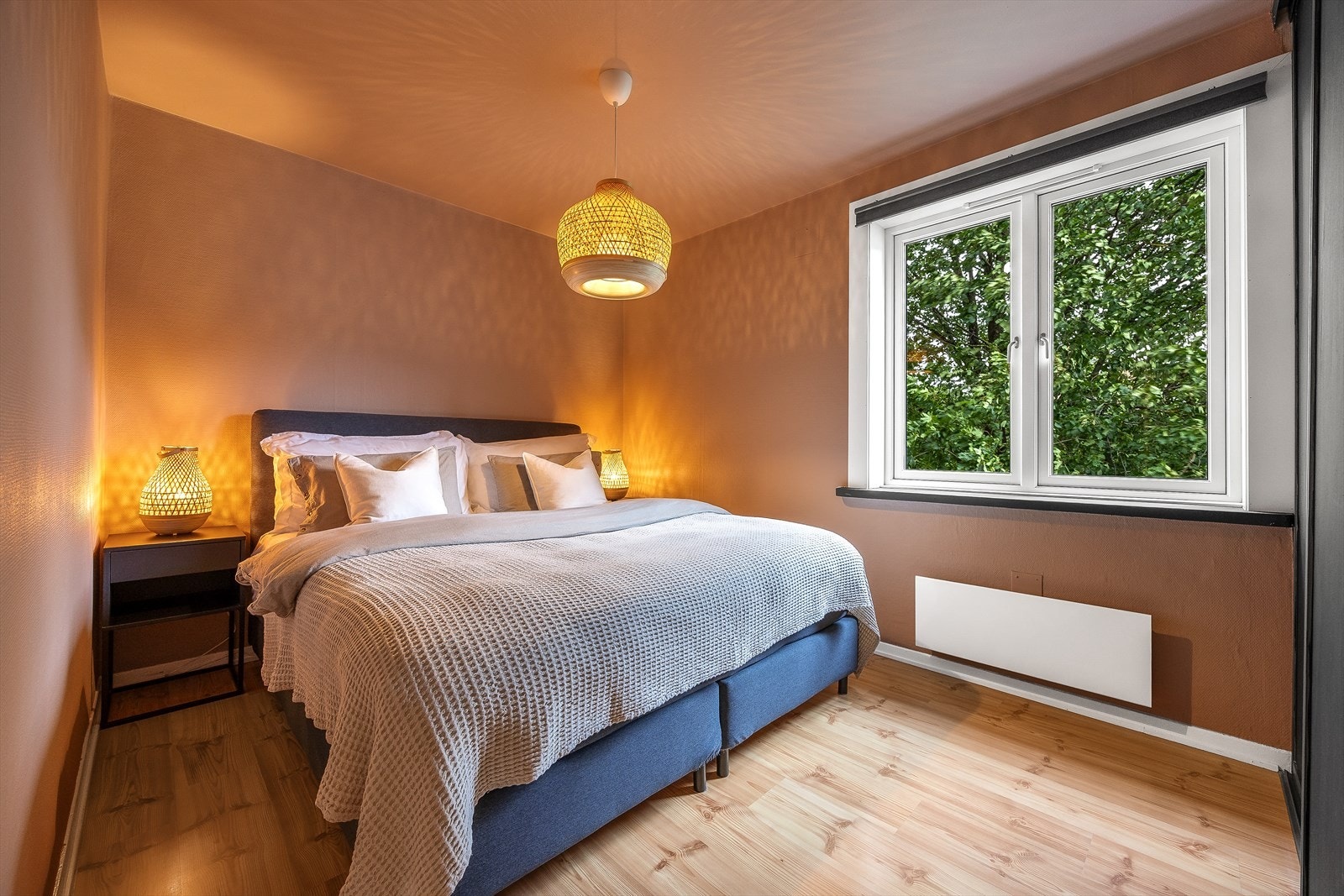 Behagelig soverom med vindu fra 2018 og plass til dobbeltseng. Galleribilde