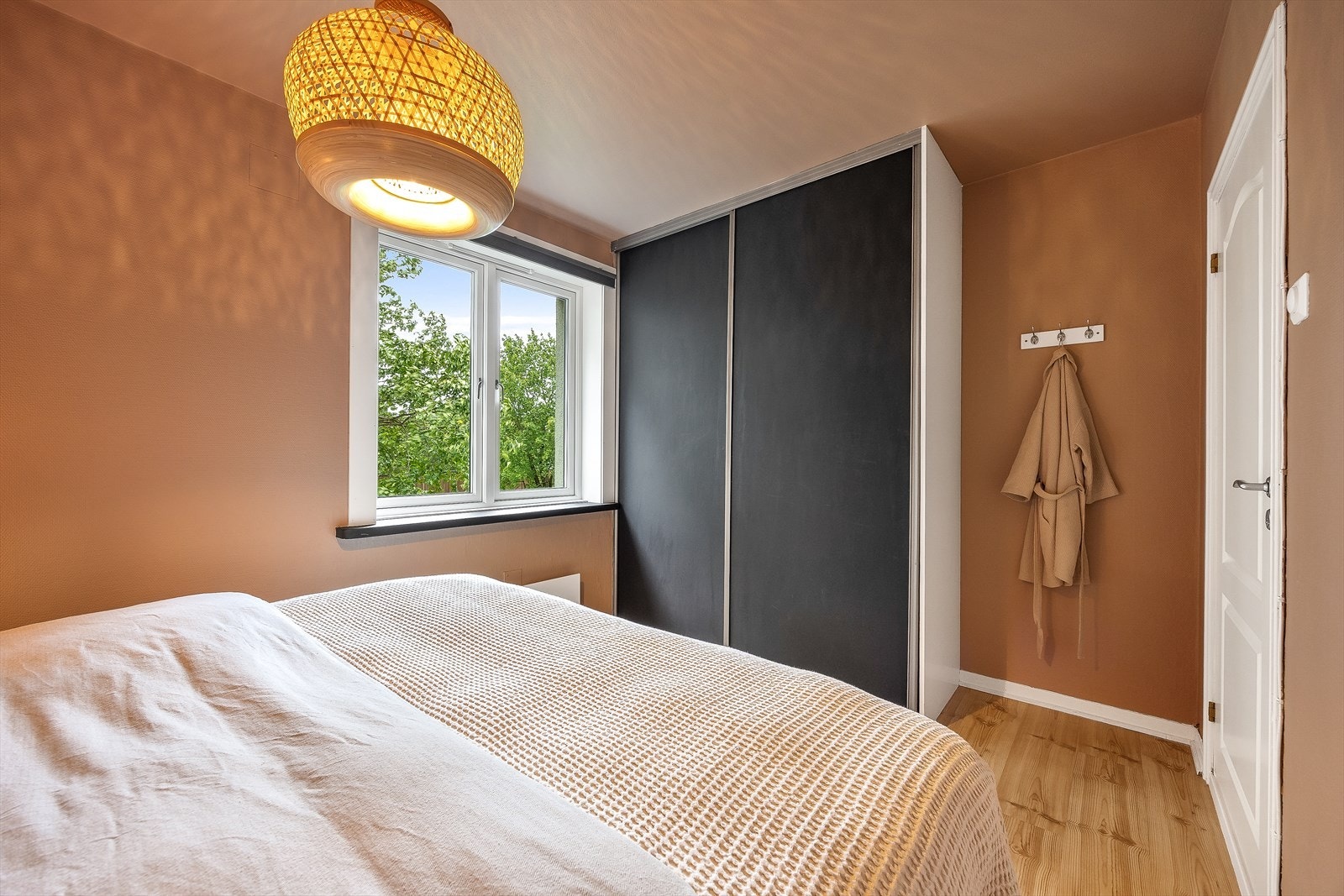 Soverommet har romslig garderobeløsning og fleksible møbleringsmuligheter. Galleribilde