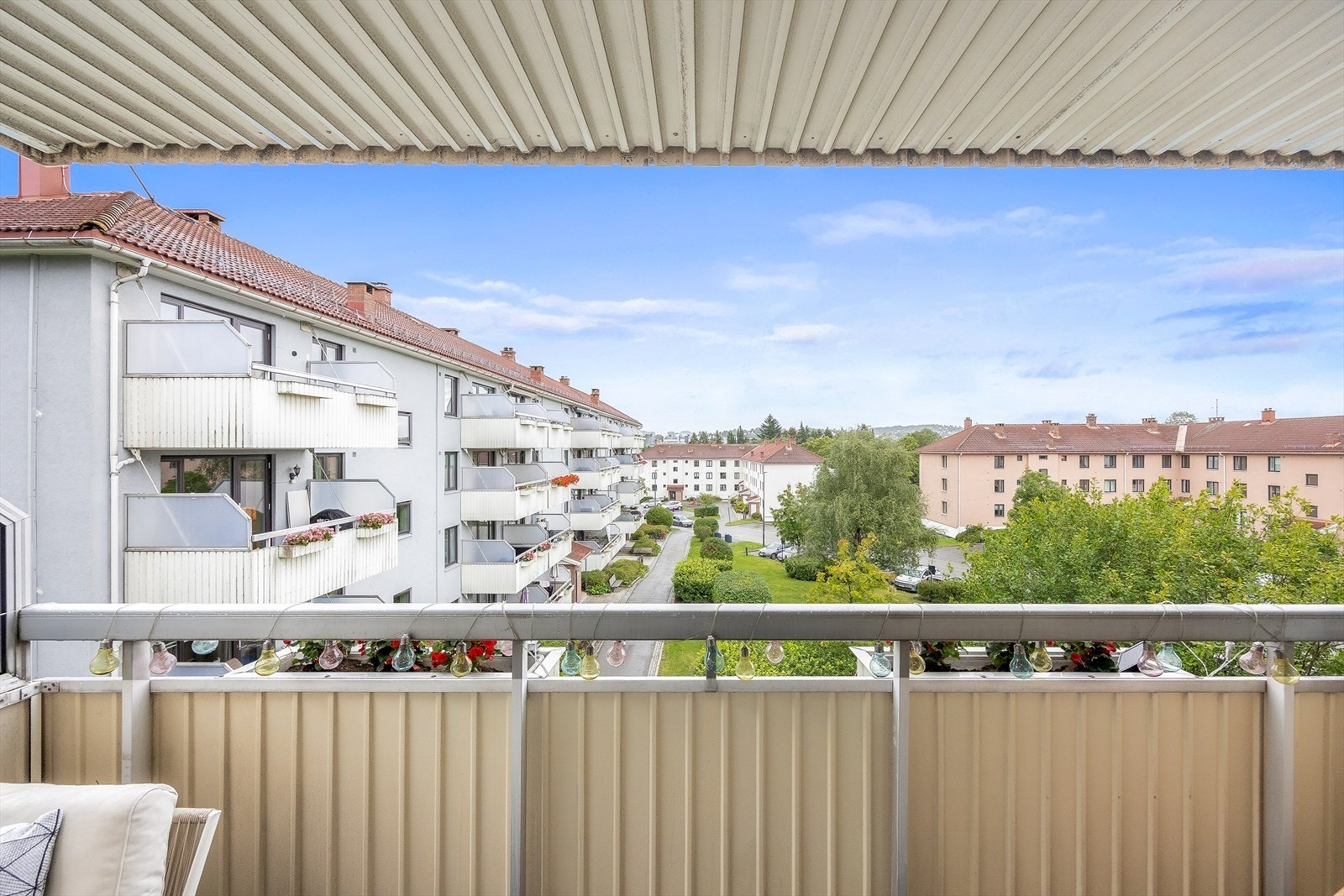 Nyt gode solforhold på den romslige, sydvendte balkongen. Galleribilde