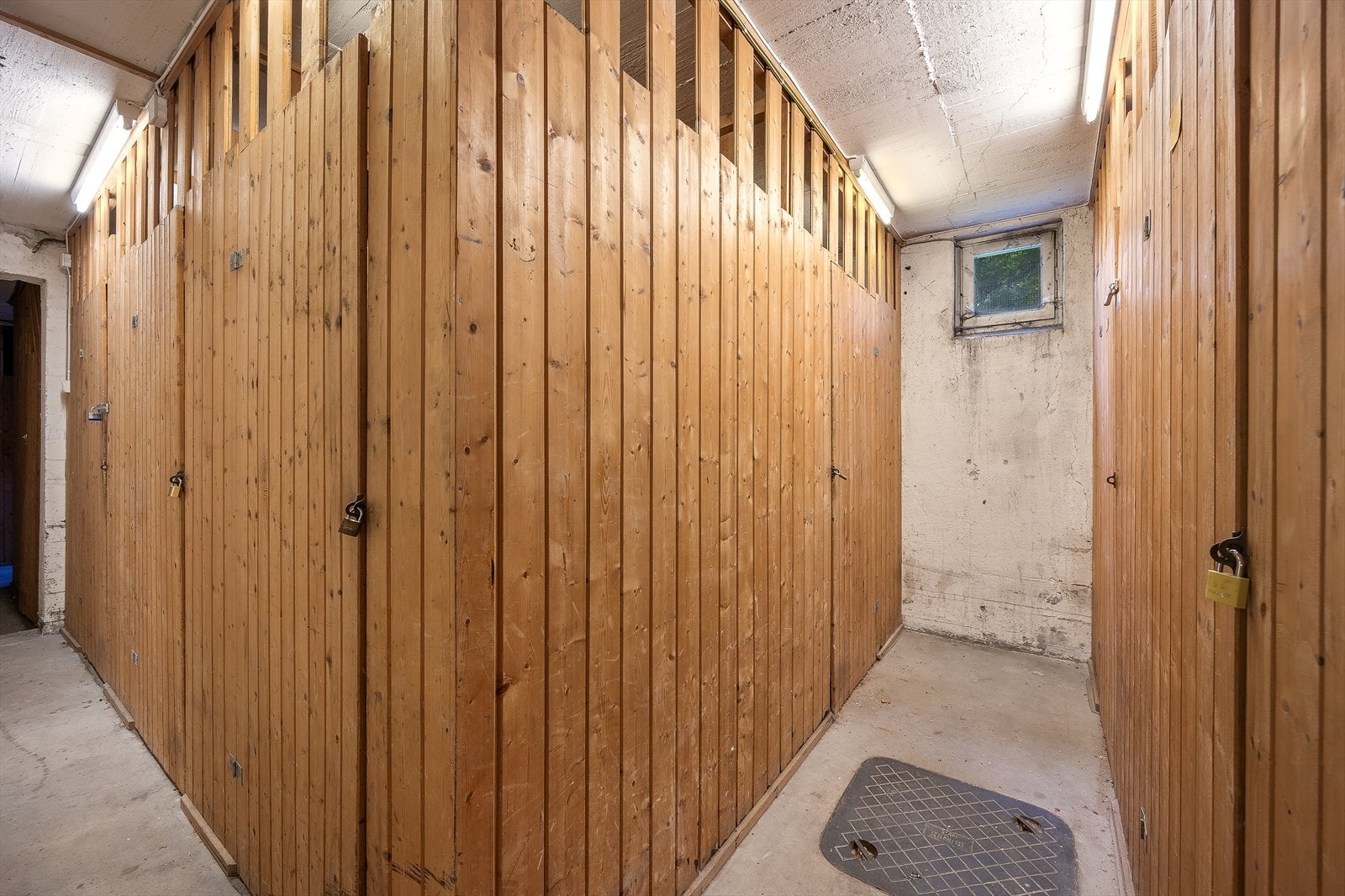 Kjellerboden på 4m² gir trygg og praktisk lagringsplass. Galleribilde
