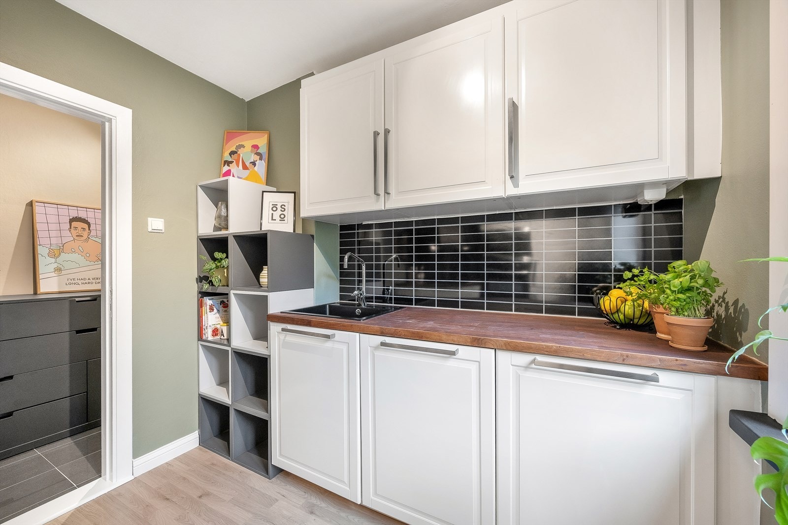 Praktiske løsninger og rikelig med skapplass gjør kjøkkenet svært funksjonelt. Galleribilde