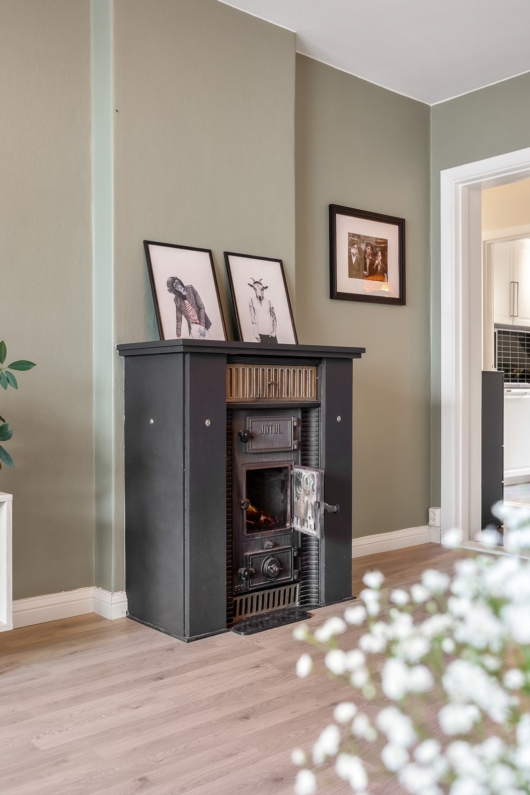 Klassisk peis skaper et lunt samlingspunkt på kalde dager. Galleribilde