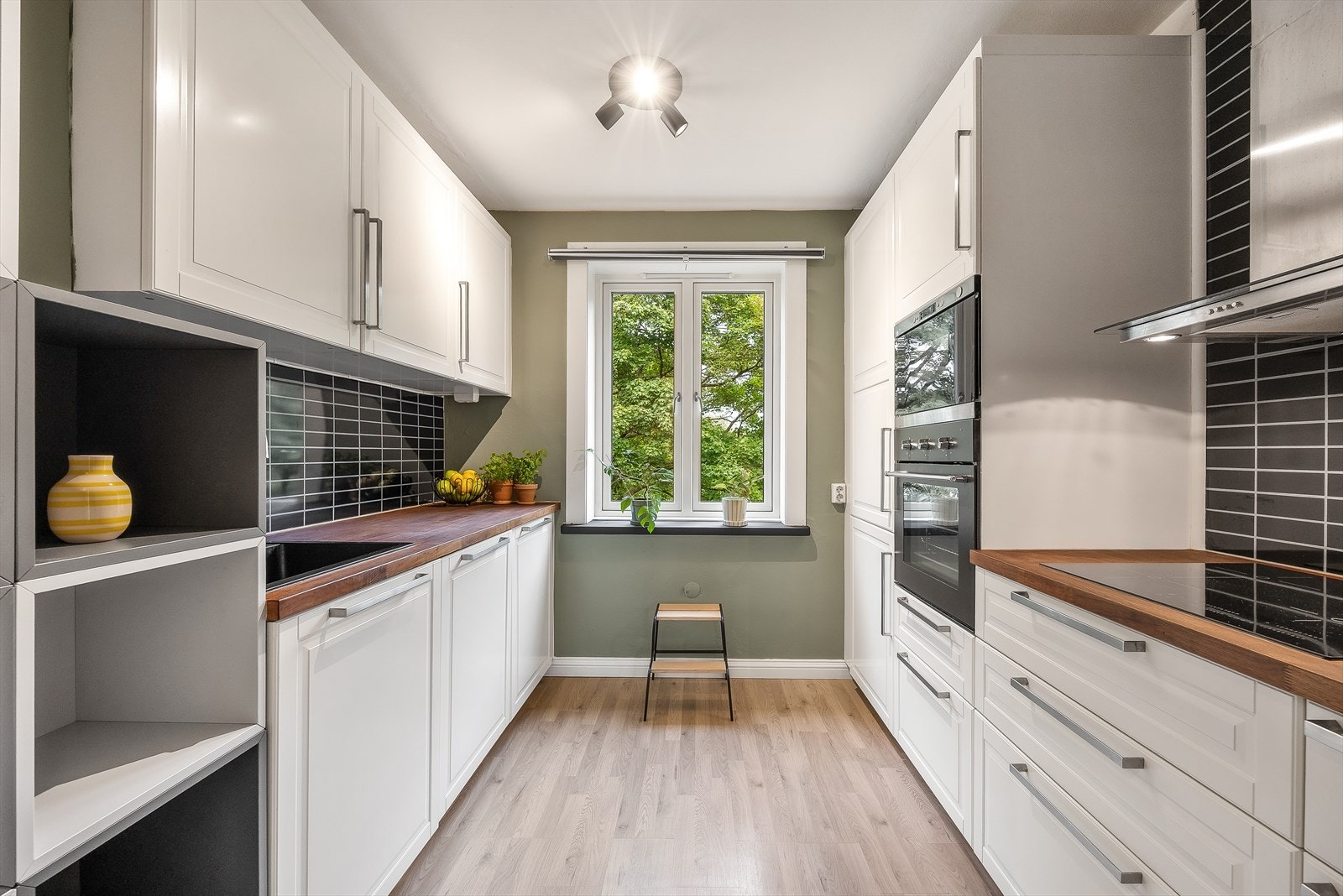 Stilrent kjøkken fra IKEA med gode arbeidsflater og integrerte hvitevarer. Galleribilde