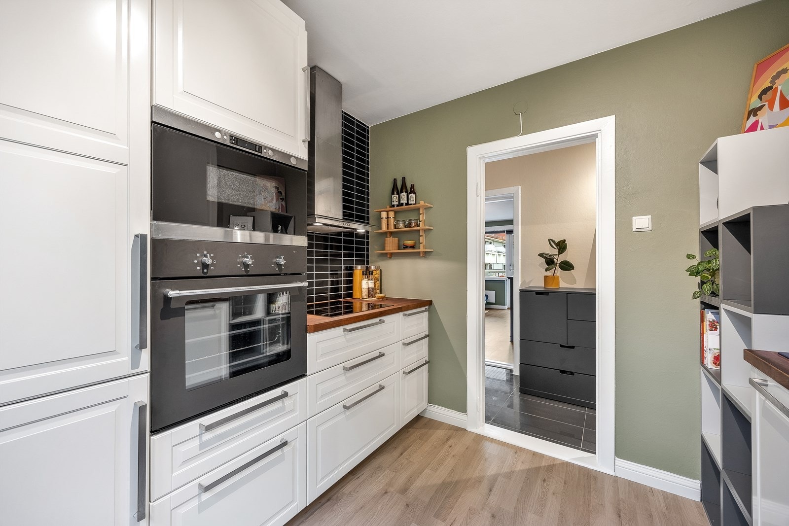 Kjøkkenet har integrert stekeovn og mikrobølgeovn for enkel hverdag. Galleribilde