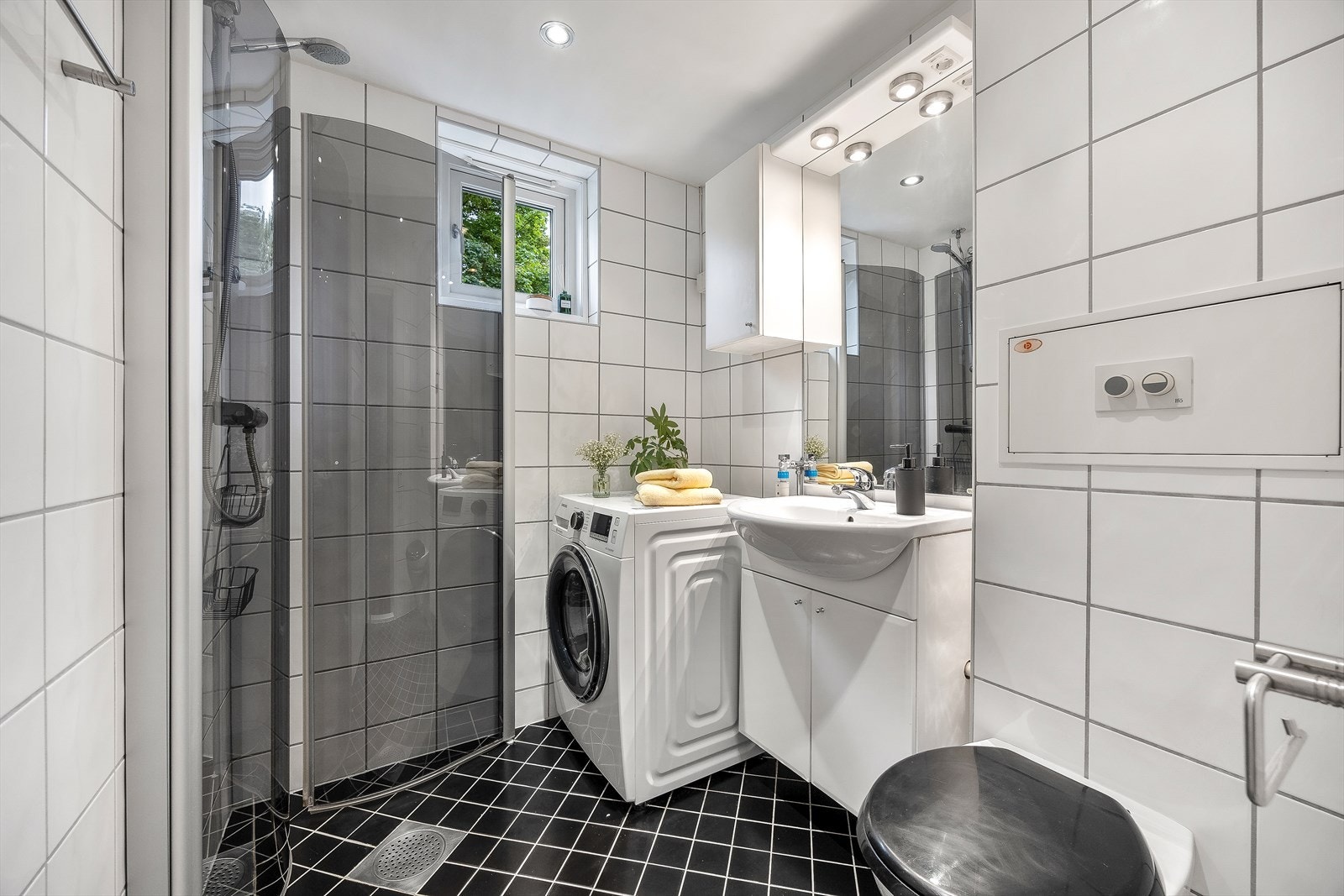 Flislagt bad med varmekabler og opplegg for vaskemaskin gir ekstra komfort. Galleribilde