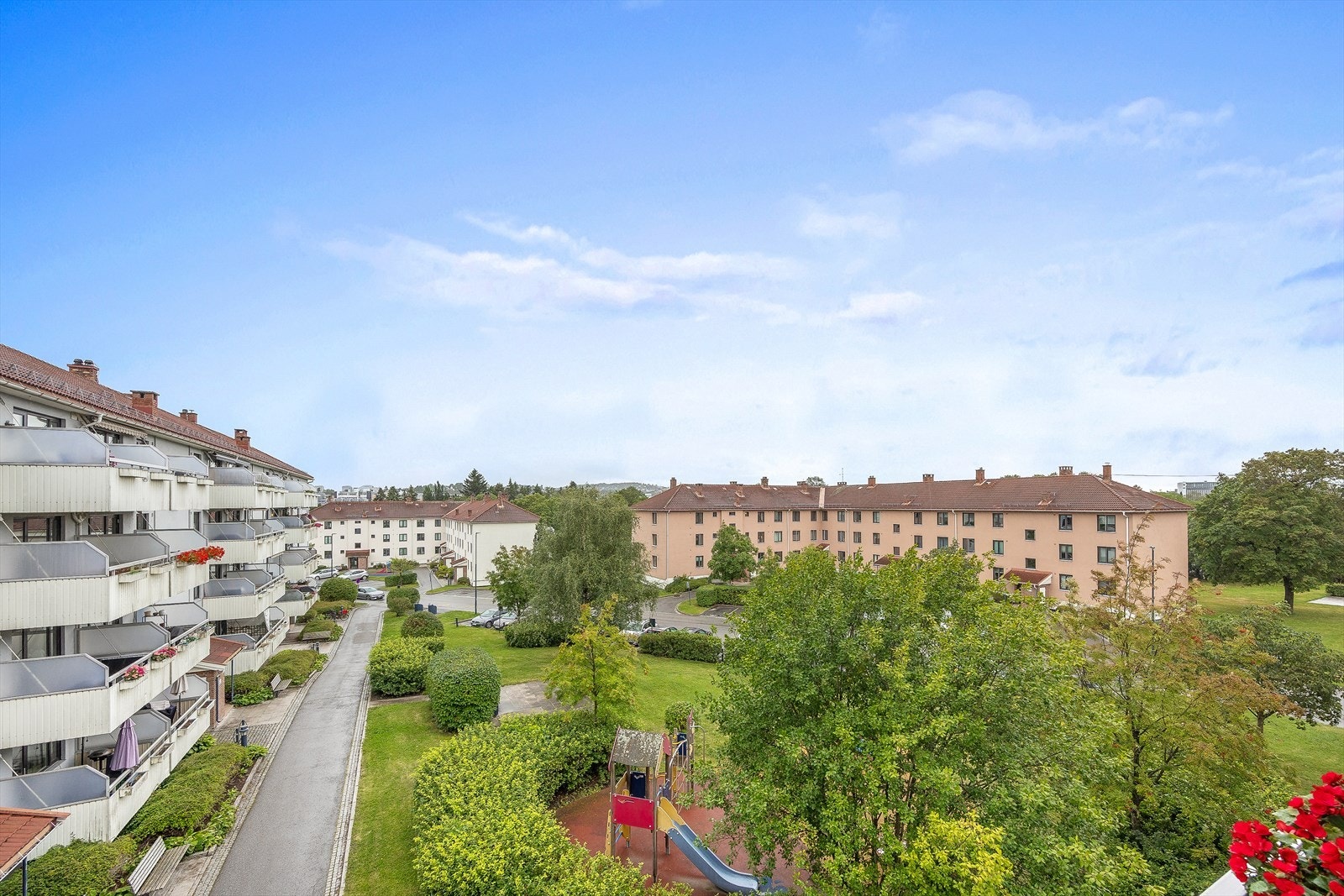 Velstelte fellesarealer og grønne omgivelser gir et behagelig bomiljø. Galleribilde