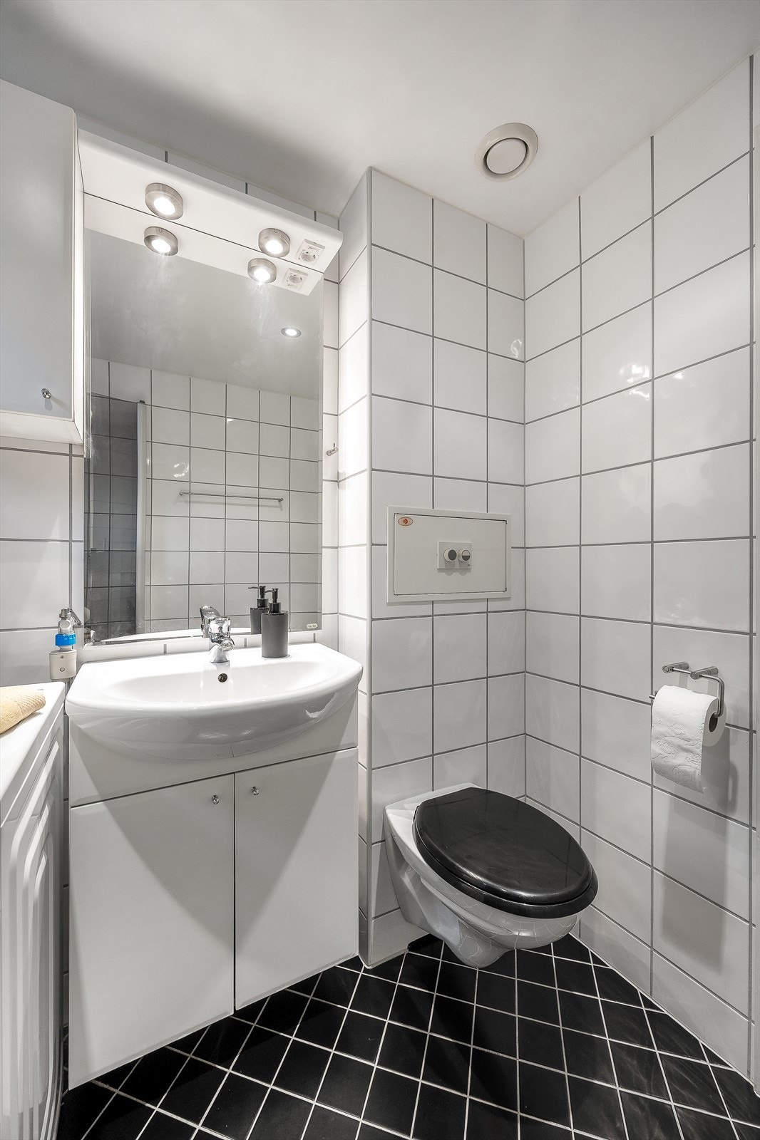 Badet har vegghengt toalett og moderne servant for en strøken helhet. Galleribilde