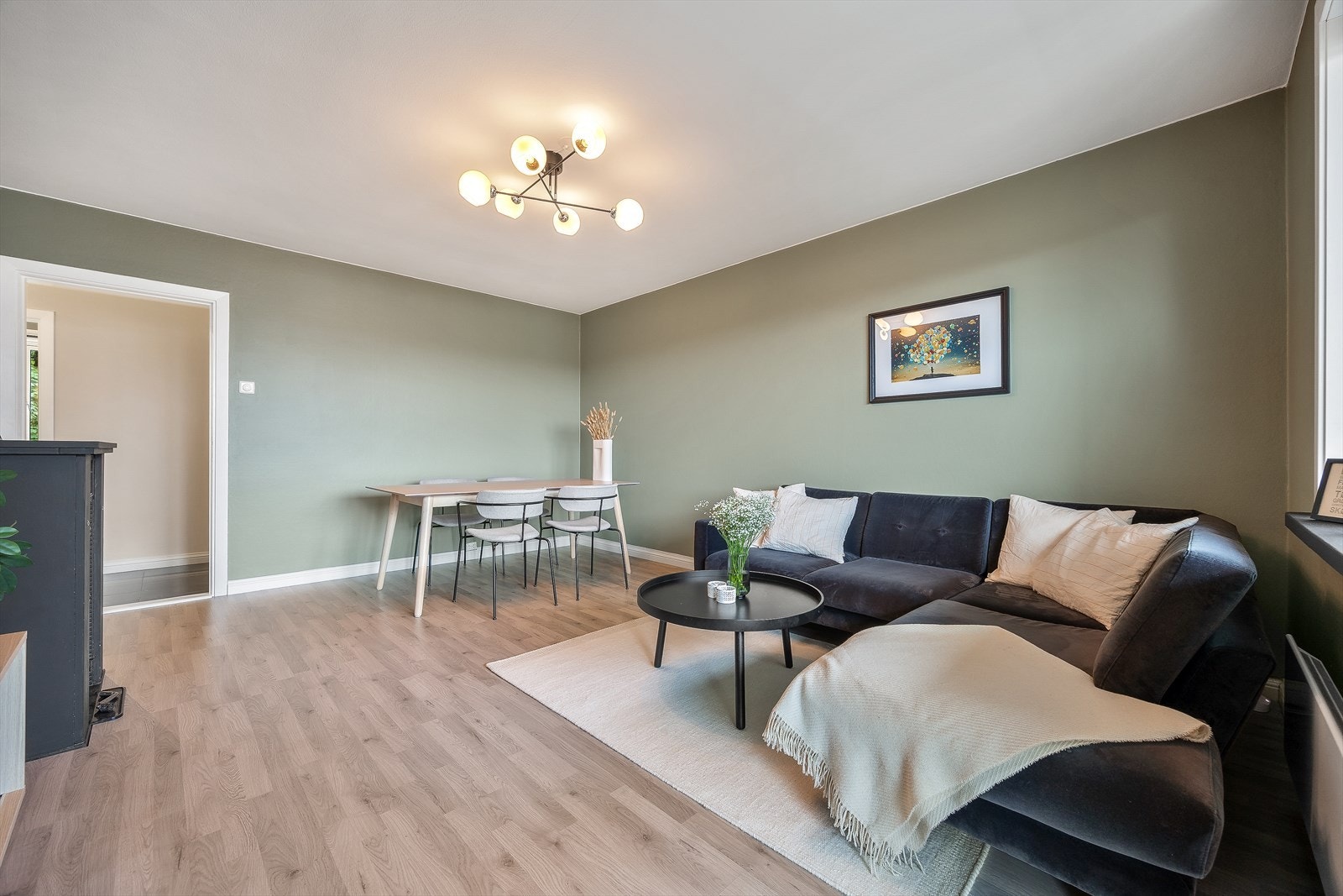 Romslig stue med fleksibel møblering og god plass til både sofagruppe og spisebord. Galleribilde