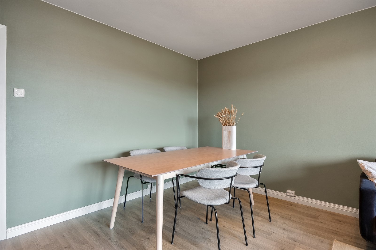 Spisestuen er ideell for sosiale måltider med familie og venner. Galleribilde