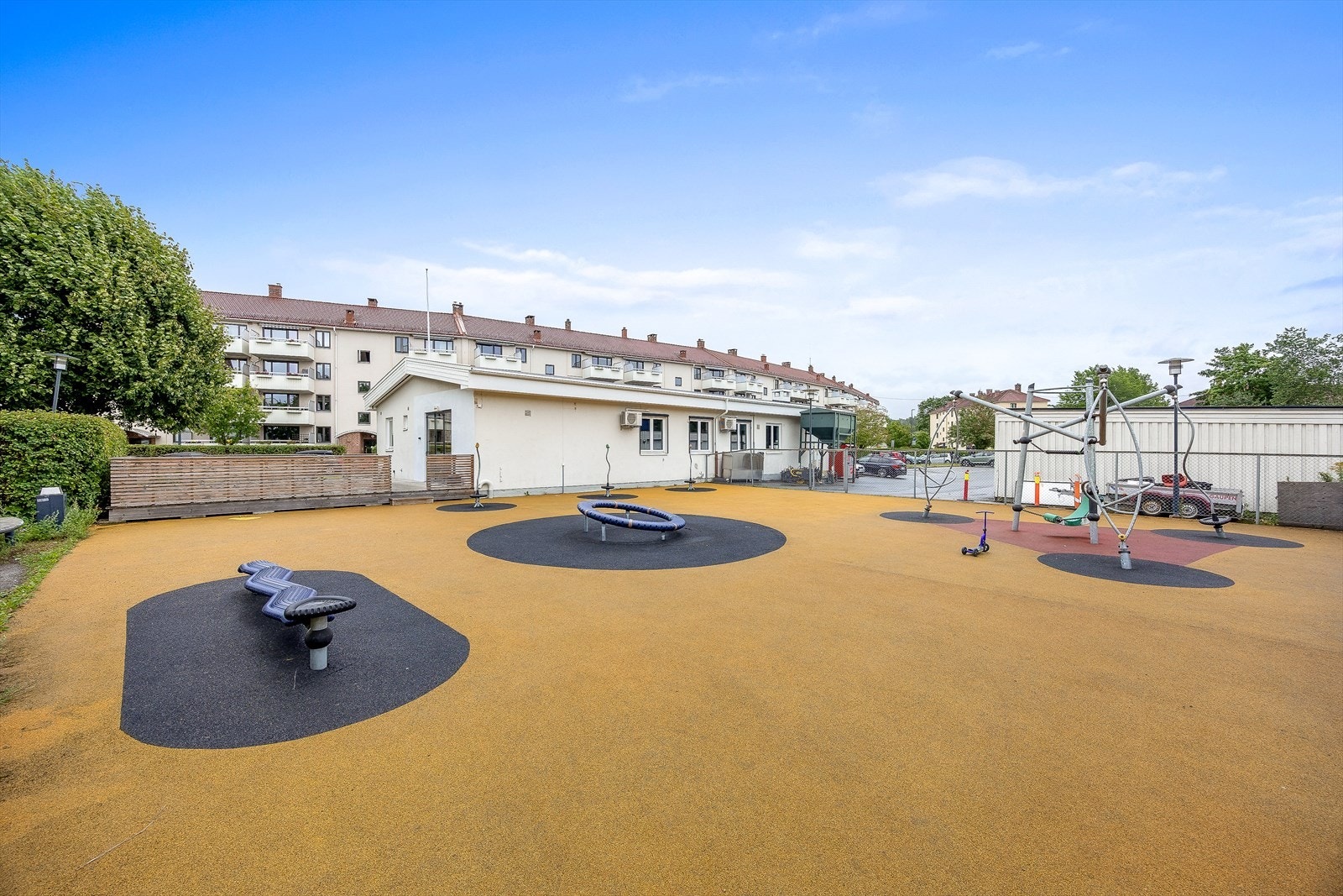 Nabolaget byr på flere lekeplasser og balløkker som Teisenparken og Valle Hovin - perfekt for aktive barn. Galleribilde