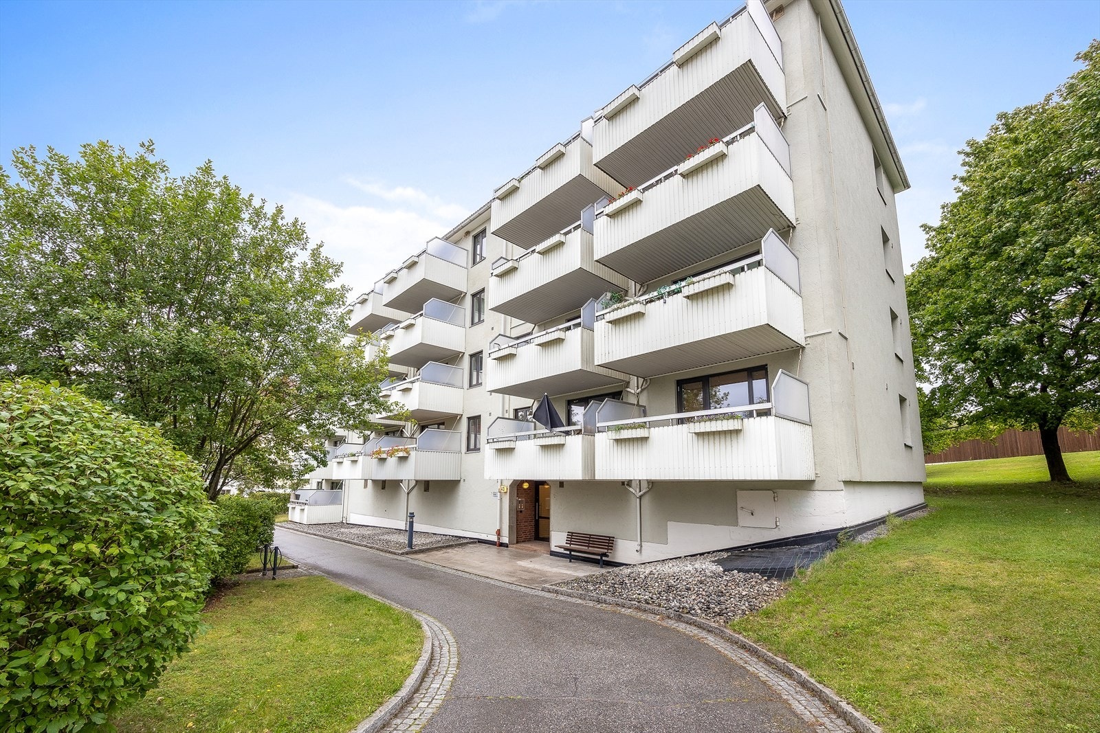 Boligblokken fra 1954 er solid oppført i pusset og malt murverk. Galleribilde