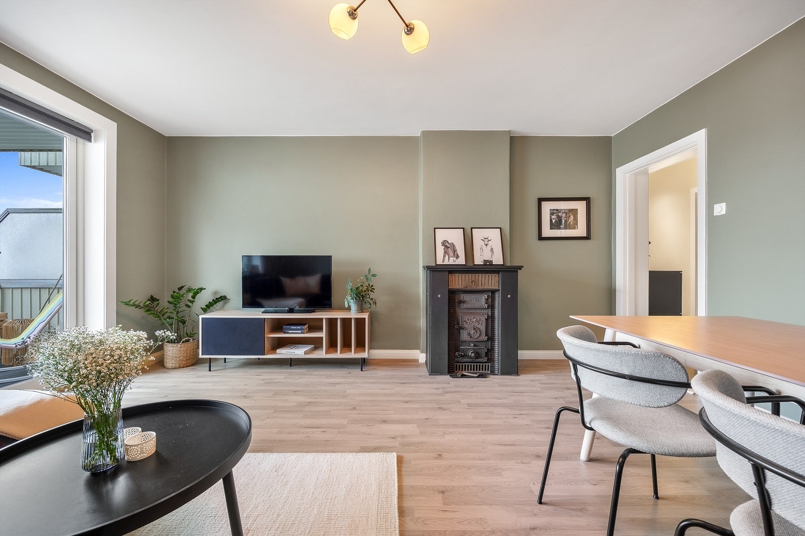 Stuen byr på en lun peis og store vindusflater, perfekt for hyggelige sammenkomster. Galleribilde