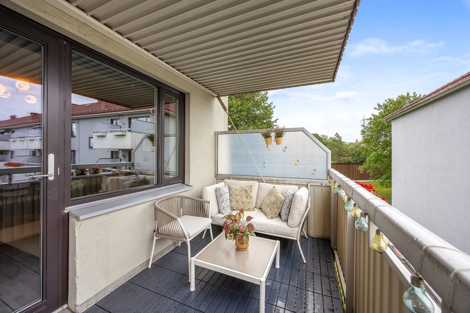 Balkongen er skjermet og innbyr til rolige stunder utendørs. Galleribilde