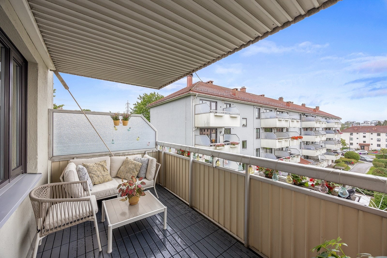 Balkongen har plass til sittegruppe, perfekt for morgenkaffen utendørs. Galleribilde