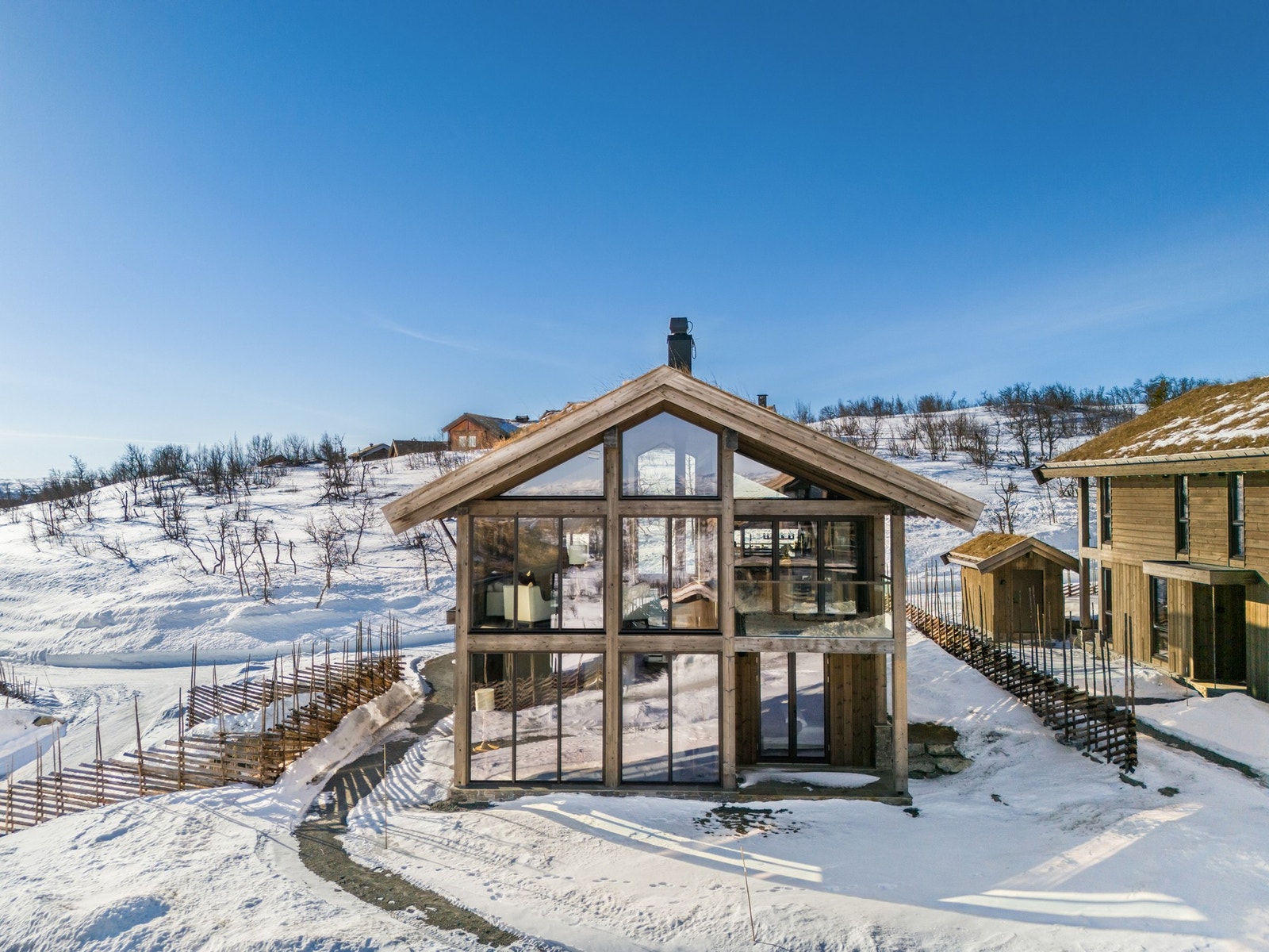 Panoramavinduer, spektakulær utsikt og gjennomført design gjør dette til en eiendom utenom det vanlige