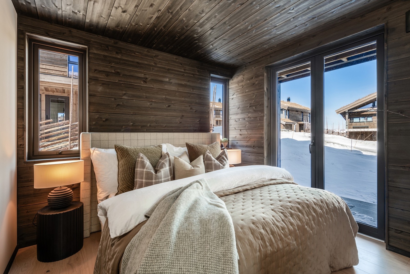 Soverom med egen markterrasse i utsiktsretningen og on-suite bad