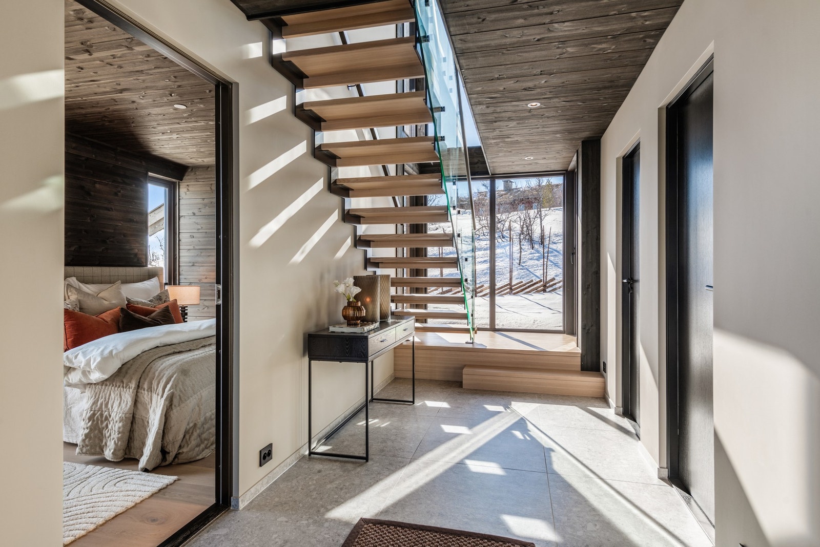 I første etasje finner du to store soverom, bad, vaskerom, TV-stue/soverom med plass til hjemmekontor og utgang til markterrasse