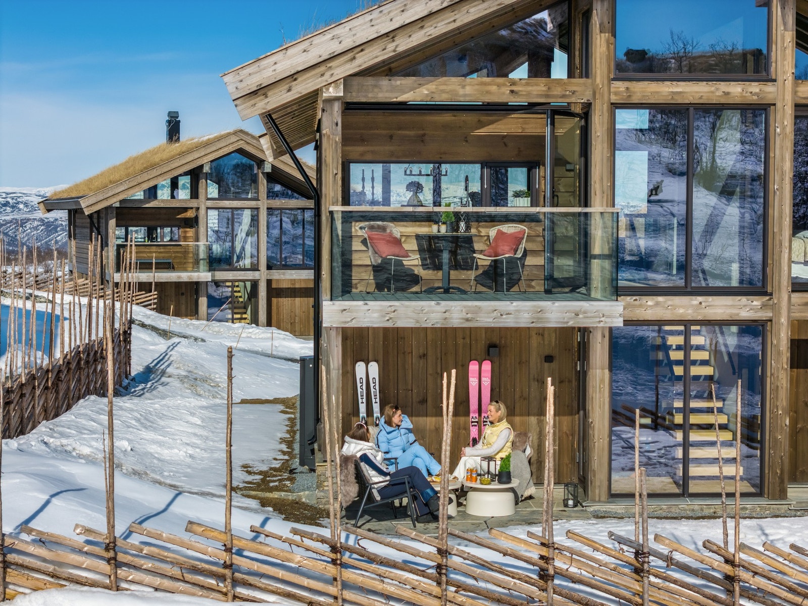 Hytten har stort uteareal, balkong og gode solforhold