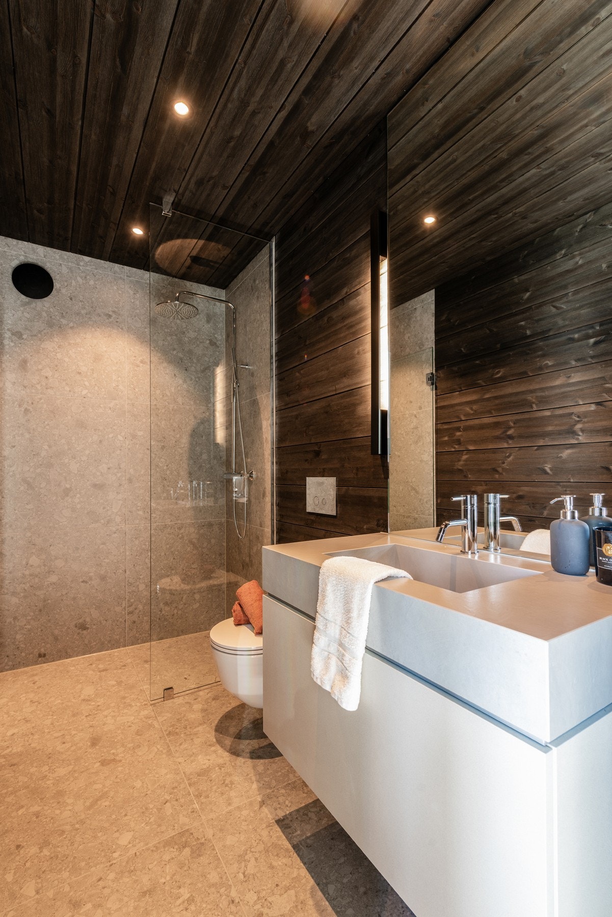 I første etasje er det også et luftig bad, med stor dusjsone og vegghengt toalett for enkel rengjøring