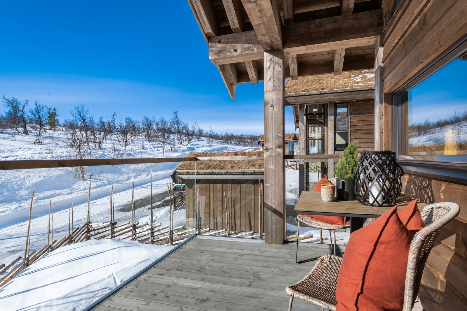 Solrik balkong med utgang ved kjøkkenet