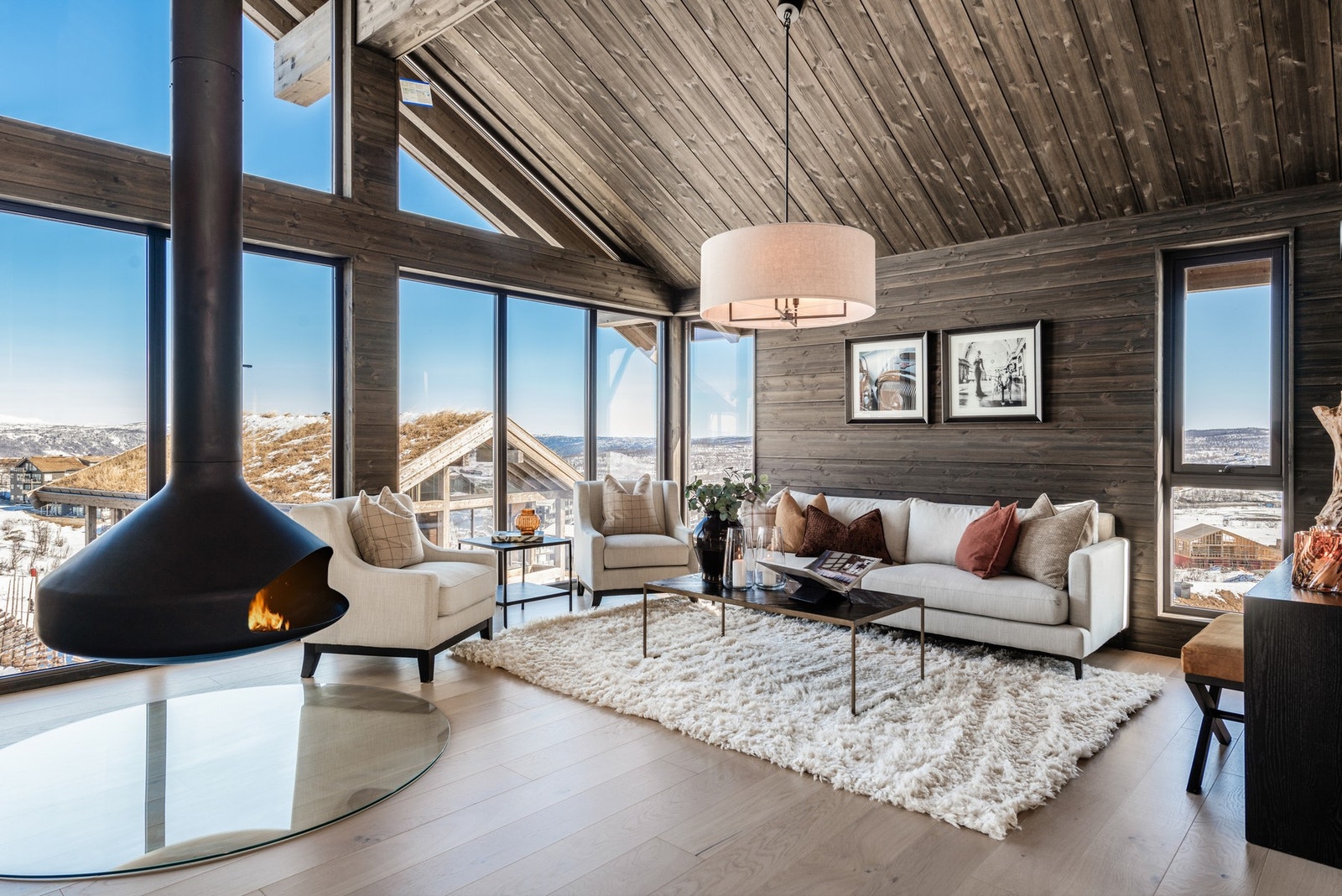 Stuen har en usedvanlig god romfølelse, mye grunnet den generøse takøyden og nydelige utsikten