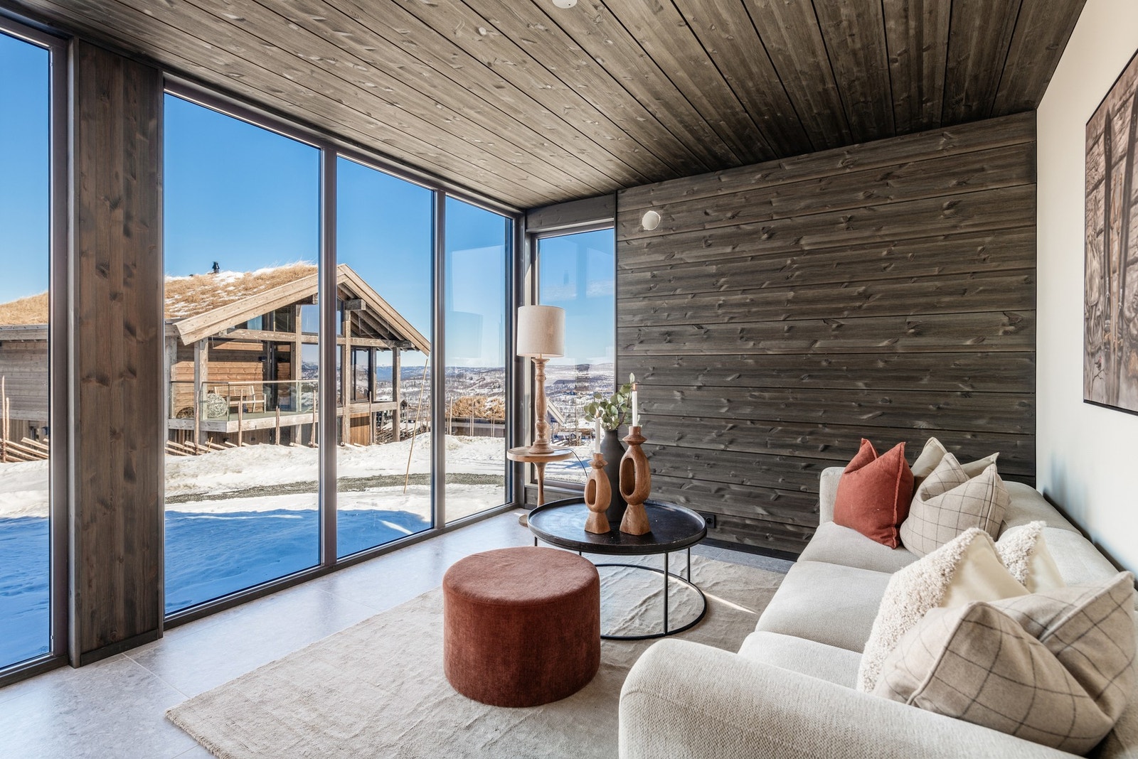 Lekker stue i første etasje, som enkelt også kan innredes som soverom eller hjemmekontor