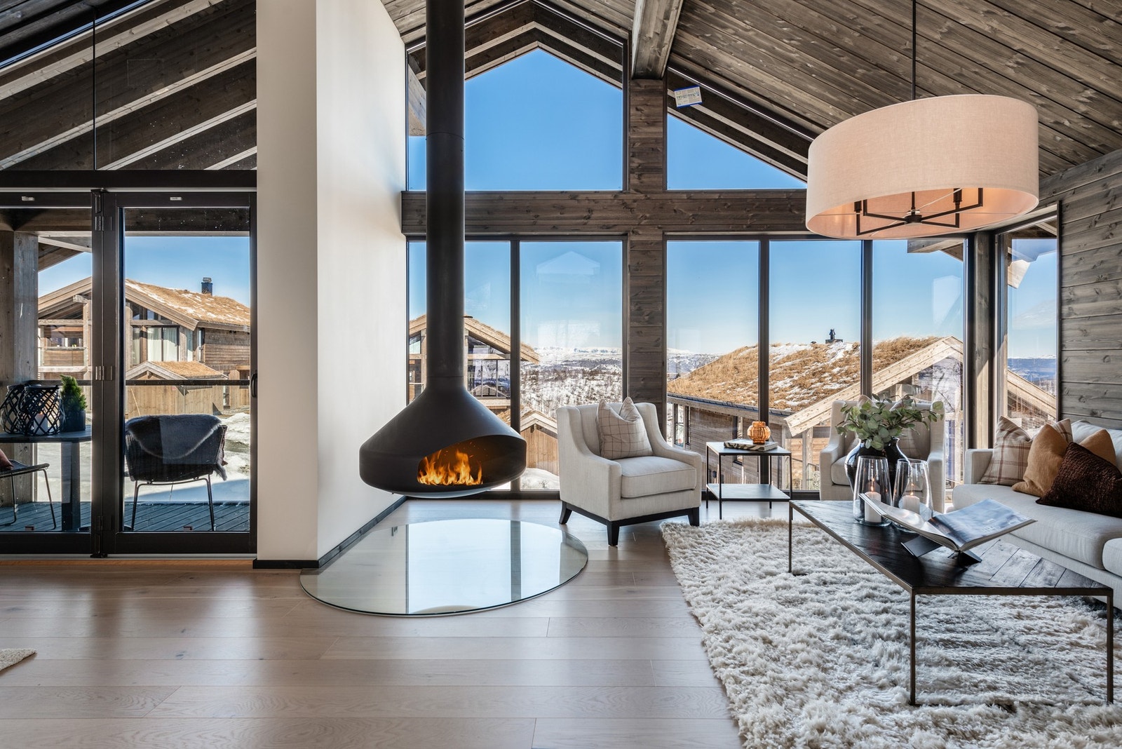 Flott åpen løsning med god takhøyde og store vindusflater med utsikt til Reineskarvet og nærutsikt til alpinbakken