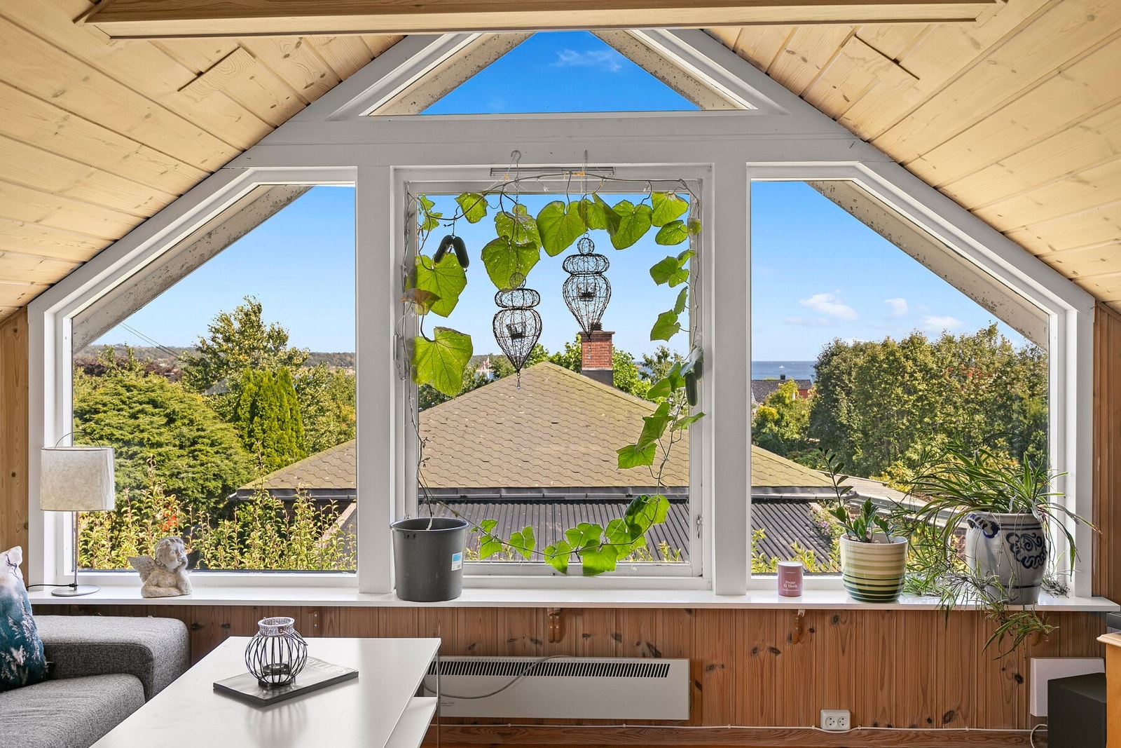 Store og lyse vindusflater med glimt av sjøen. Galleribilde