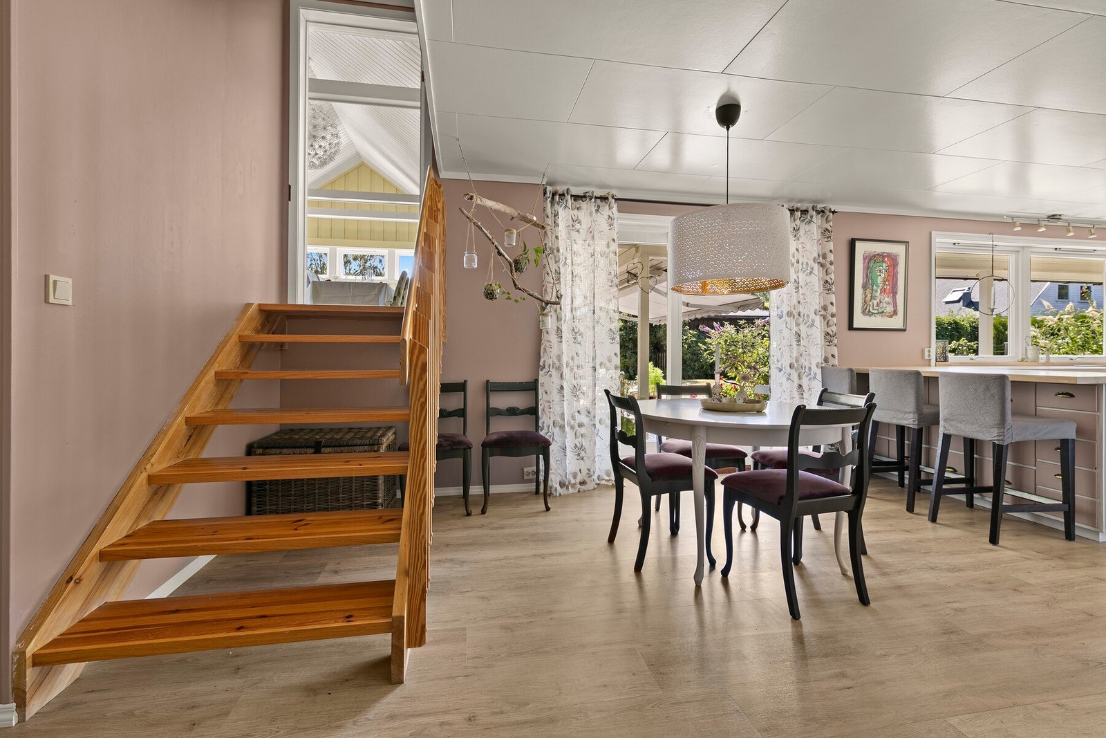 Spisestue - Den store stuen ligger en halvplan opp. Galleribilde