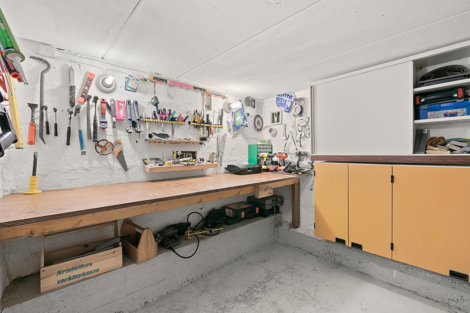 Uinnredet del av kjelleren. Galleribilde