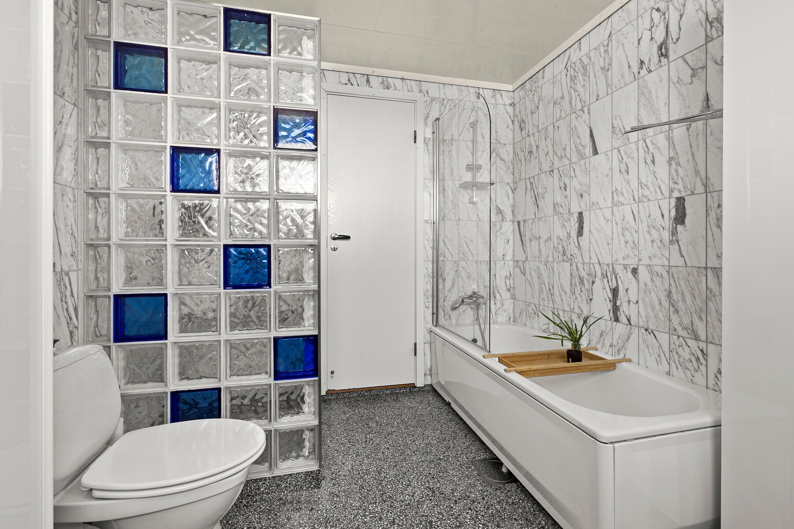 Baderom med både dusj og badekar. Galleribilde