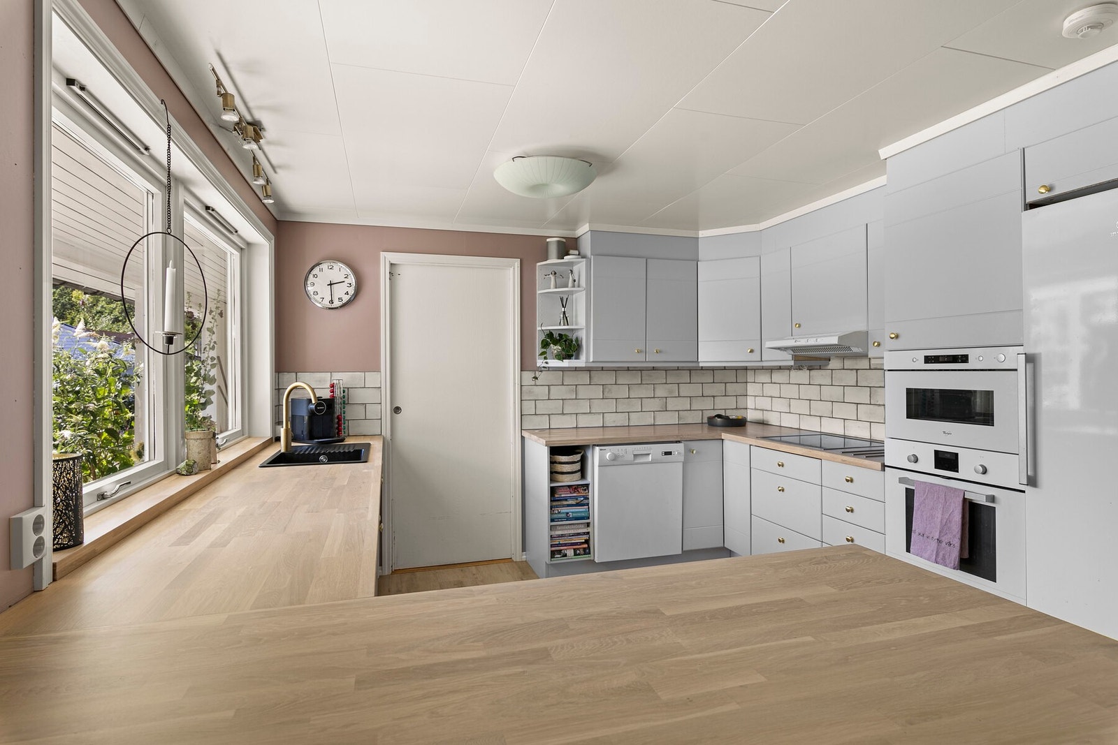 Stort og deilig kjøkken med hyggelig sikt mot hagen. Galleribilde