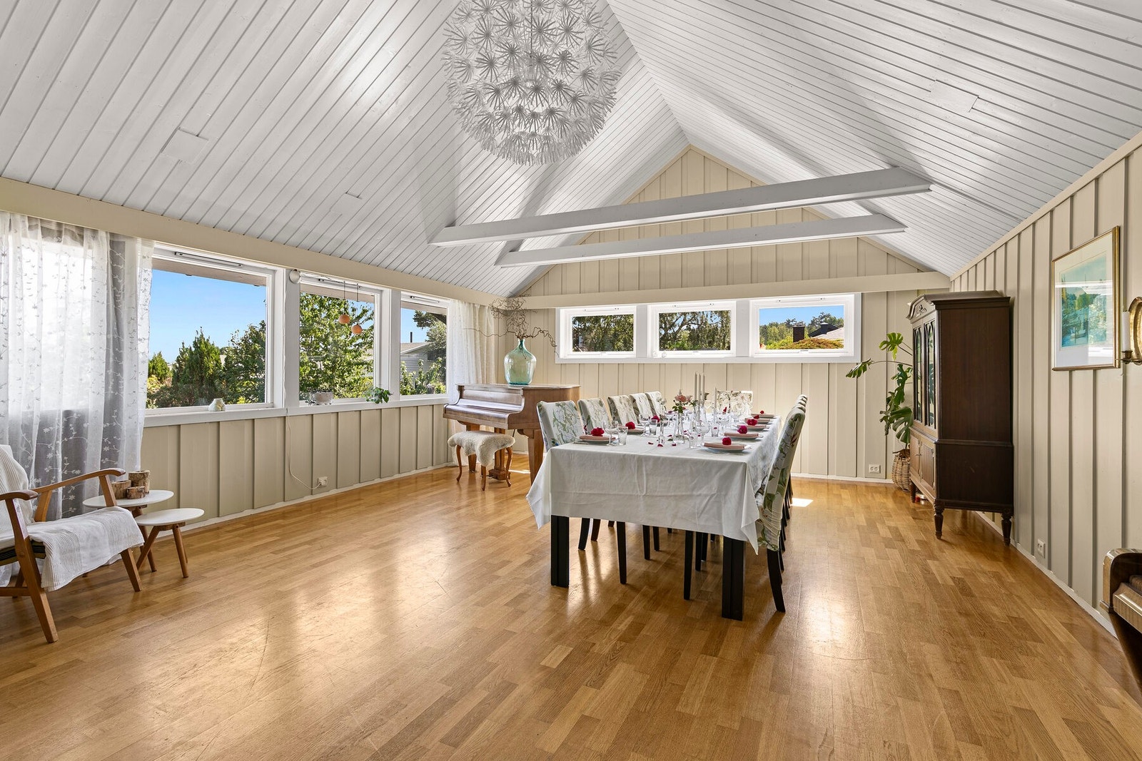 Denne stuen må oppleves! Her har man mulighet til å ha et stort selskap eller man kan lage mange fine og koselige soner. Galleribilde