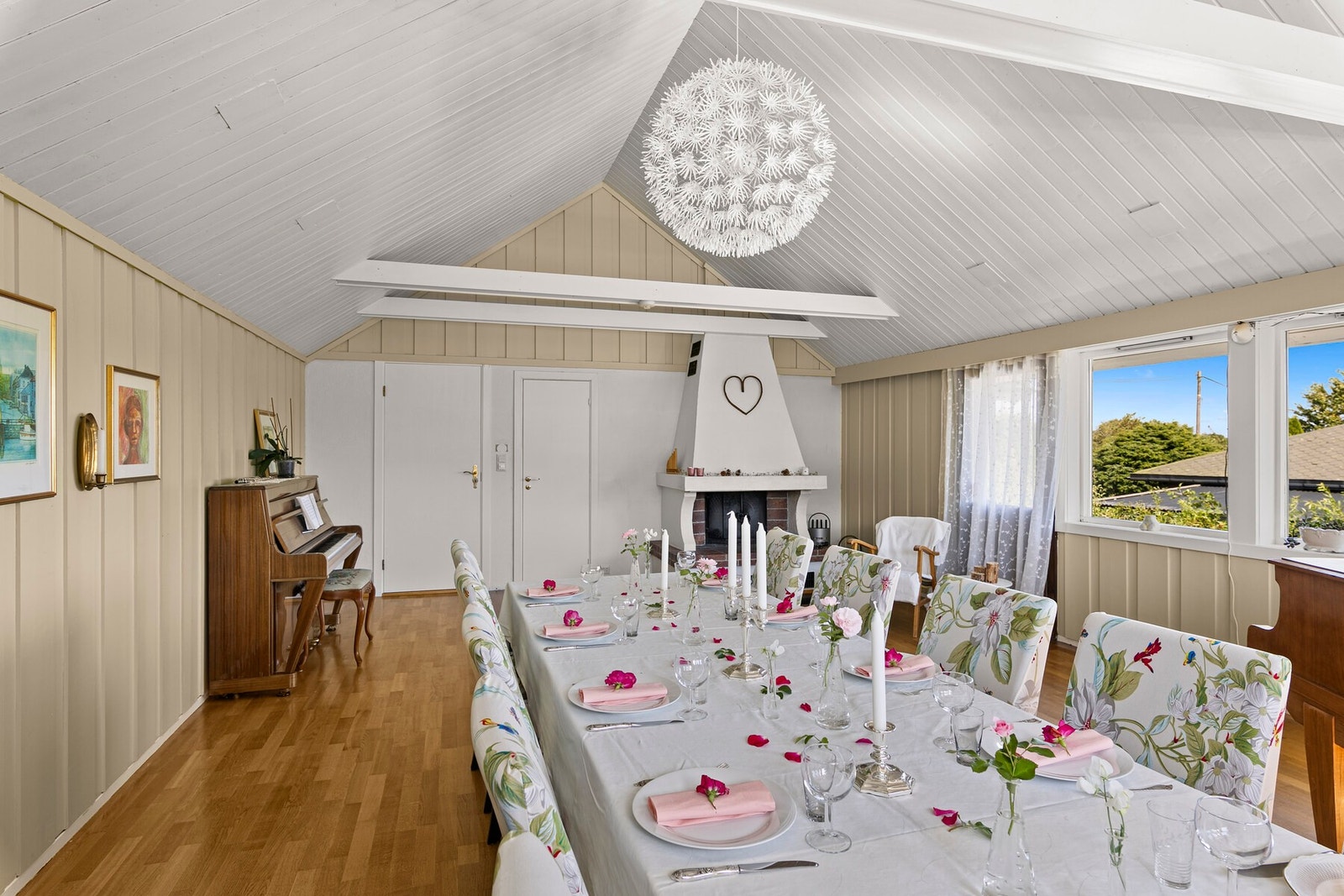 Stuen i første etasje er av meget god størrelse, og byr på utmerket plass til det man måtte ønske av møblement. Her kan det innredes med en stor sofagruppe, godstoler og tv-/mediastasjon, eller et langbord hvor man kan dekke på til både små og store selsk Galleribilde