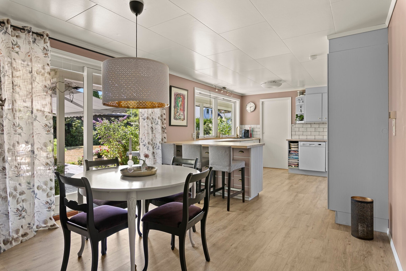 Spisestue med utgang til terrasse. Galleribilde