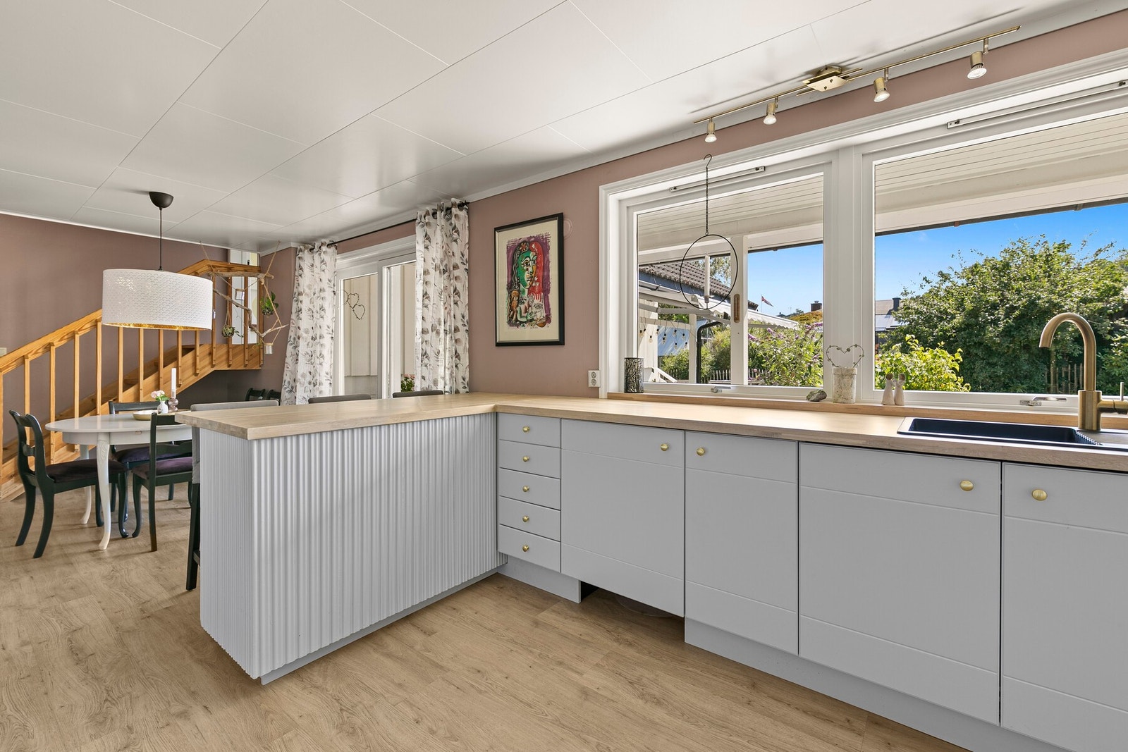 Åpent kjøkken med praktisk kjøkkenøy. Galleribilde