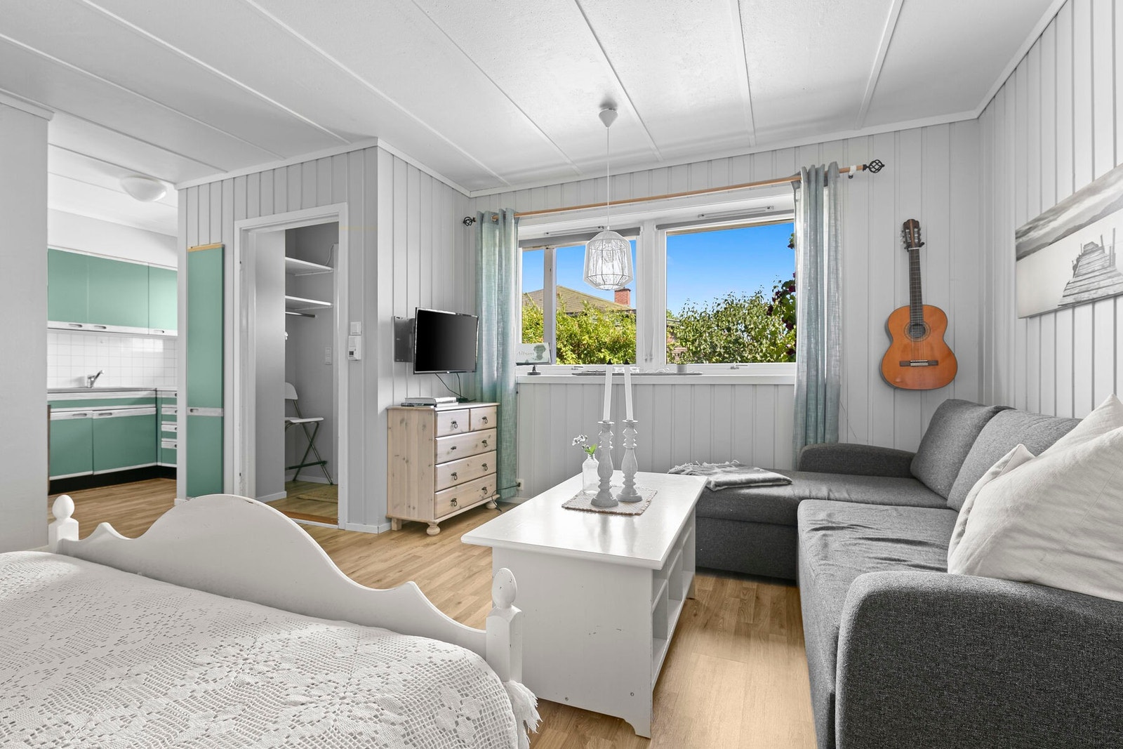 Koselig utleiehybel med plass til sofa og dobbeltseng. Galleribilde