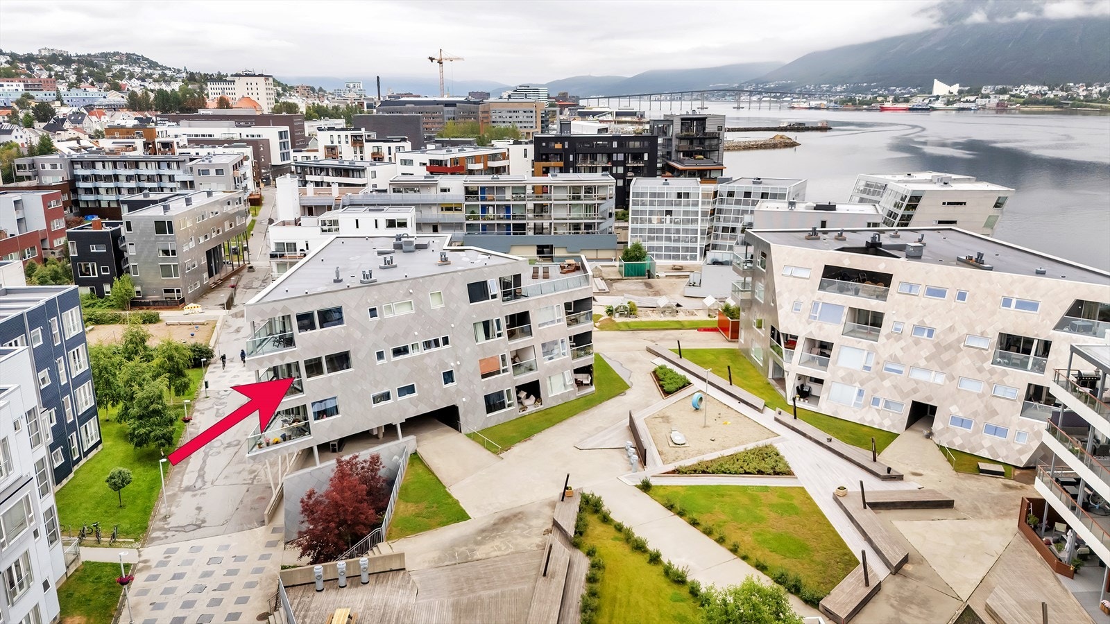 Boligen er del av Strandkanten Amfi I Borettslag - Et veldrevet borettslag med flotte utearealer og maritim beliggenhet på Strandkanten. Galleribilde