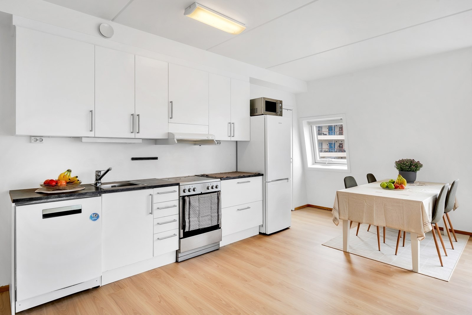 Boligen har balansert ventilasjon og vannbåren fjernvarme, som sikrer det perfekte inneklima året rundt. Galleribilde