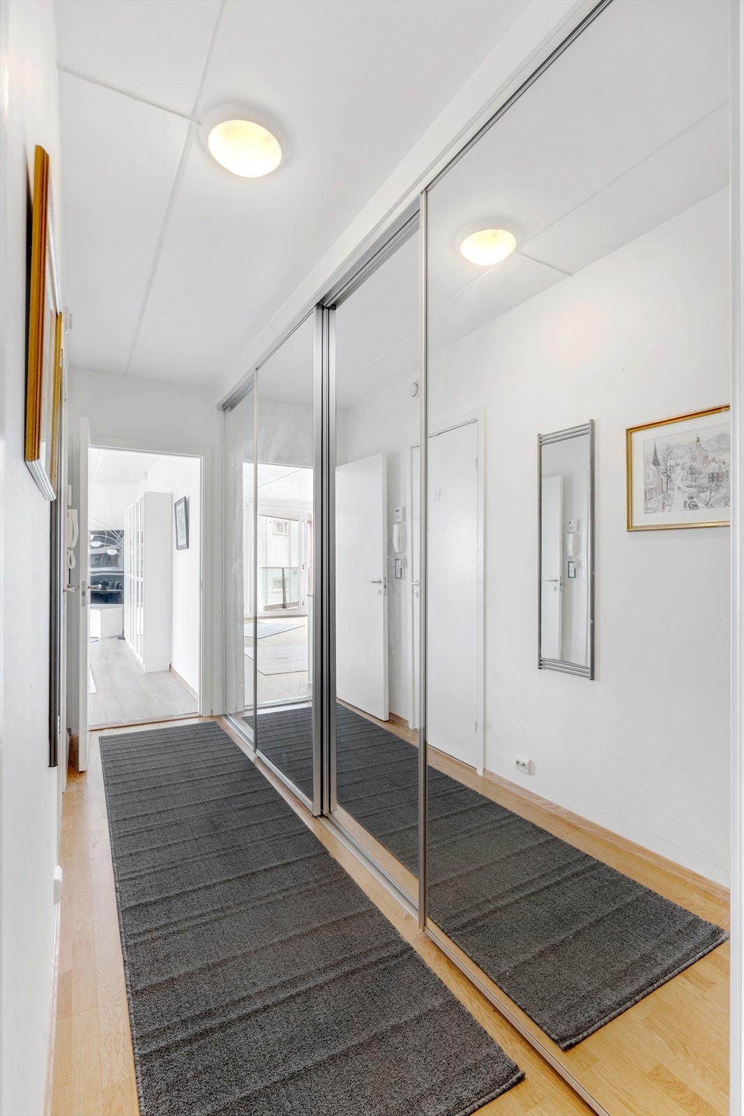 Velkommen inn! Entre og gang med svært romslig skyvedørsgarderobe. Galleribilde