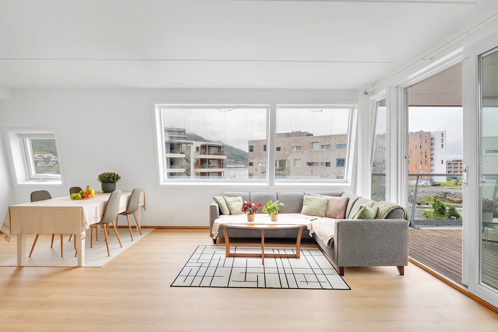 Innbydende stue med store vindusflater og rikelig naturlig lysinnslipp. Galleribilde