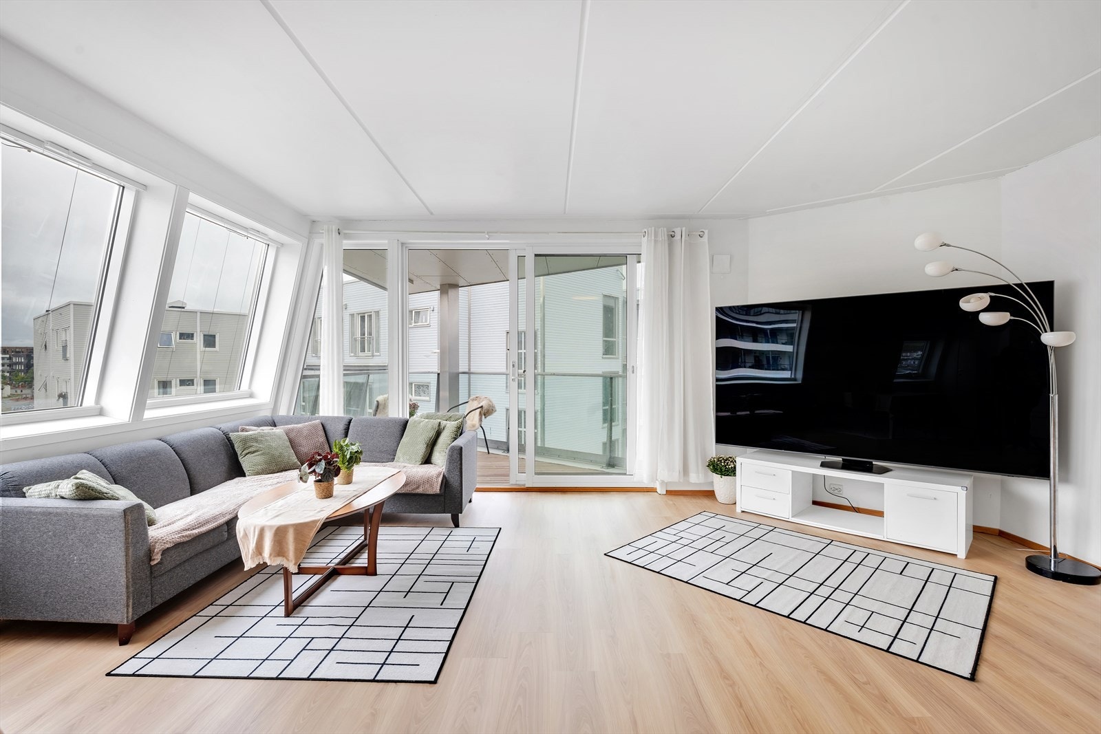Romslig og luftig stue med god takhøyde, fint parkettgulv, gode møbleringsmuligheter og utgang til flott balkong. Galleribilde