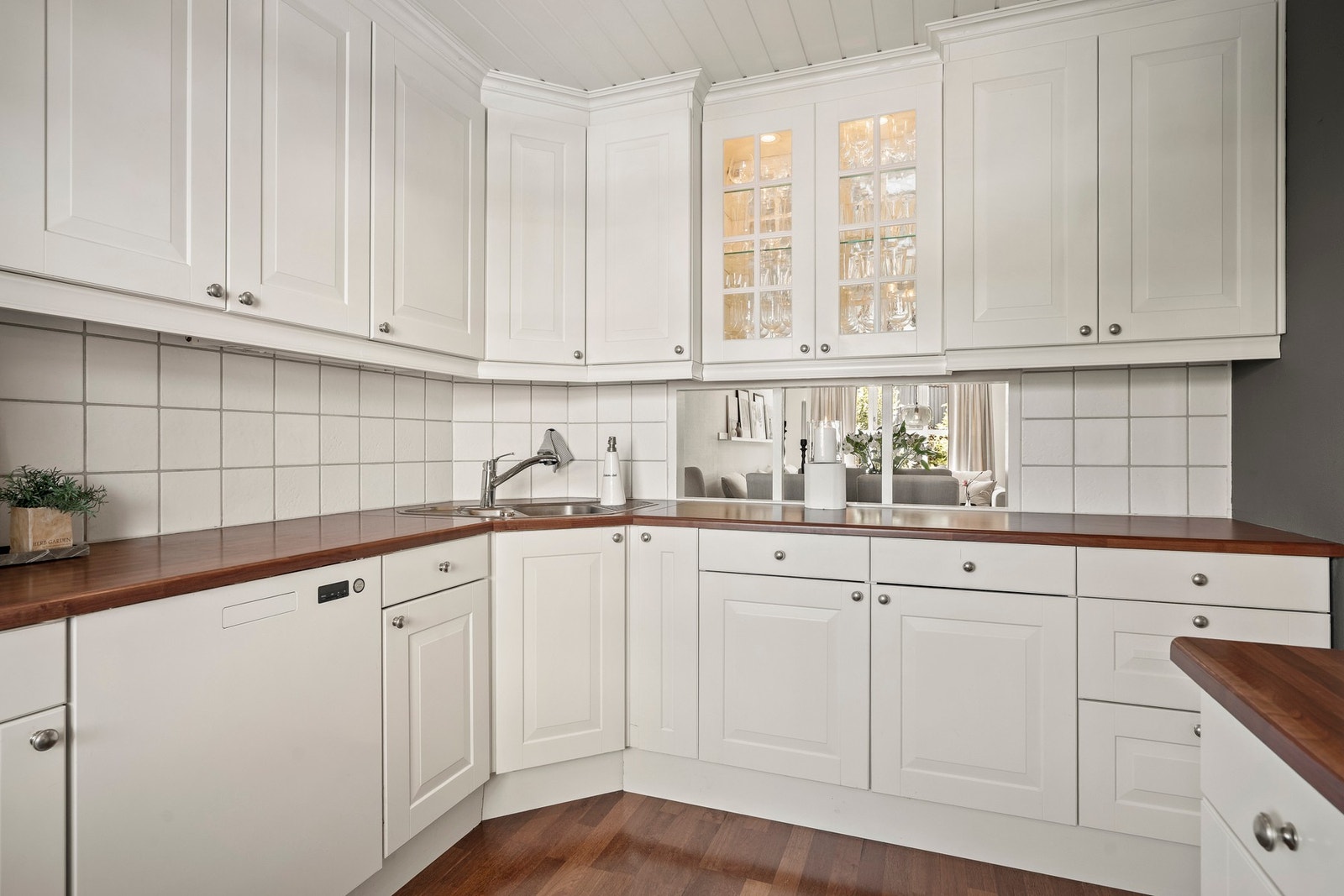 Fliser mellom benk og overskap. Galleribilde