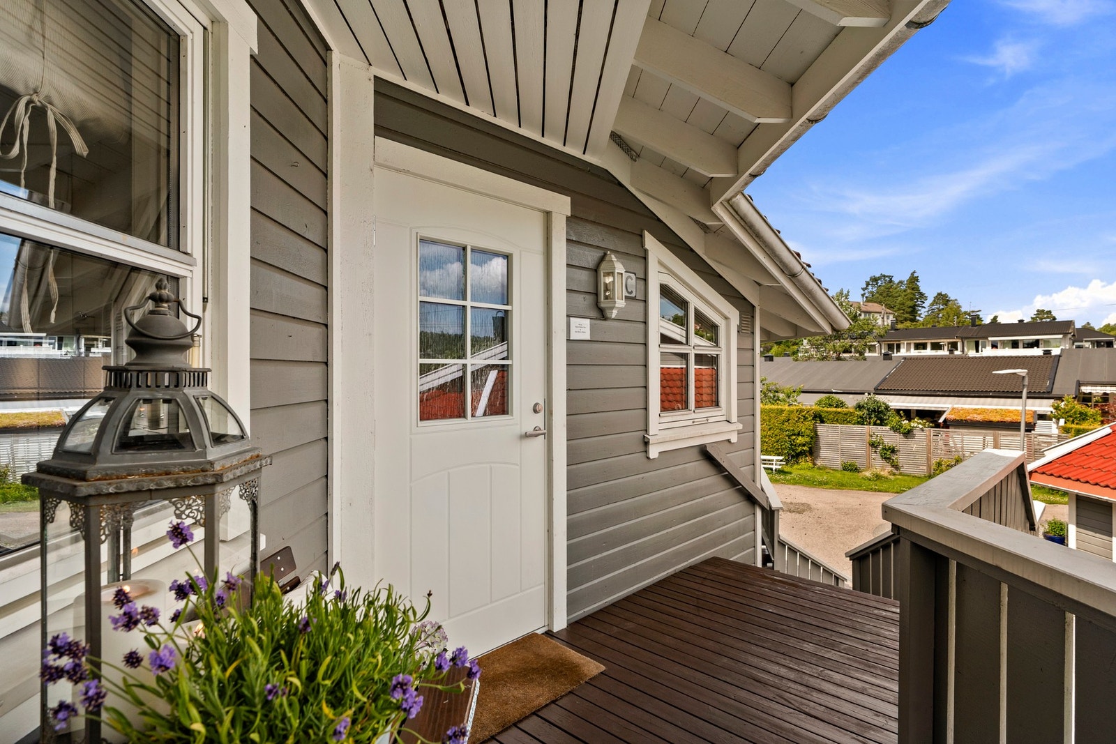 Østvendt veranda ved inngangspartiet. Galleribilde