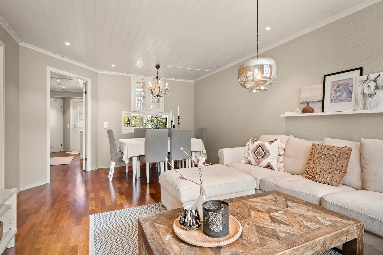 Romslig stuedel med god plass til sofa, sofabord og spiseseksjon. Galleribilde