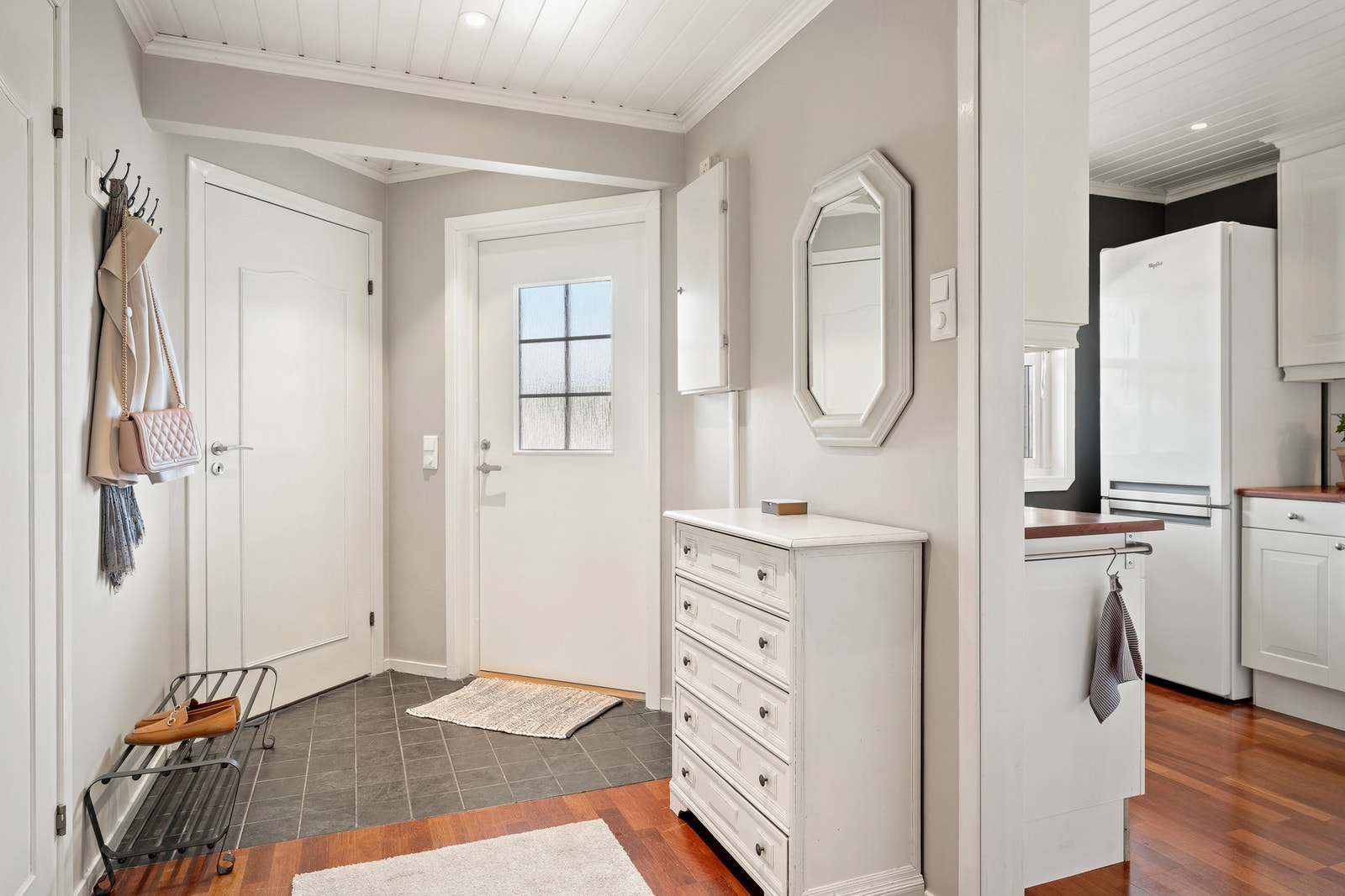 Romslig entré med slitesterkt flislagt gulv. Galleribilde